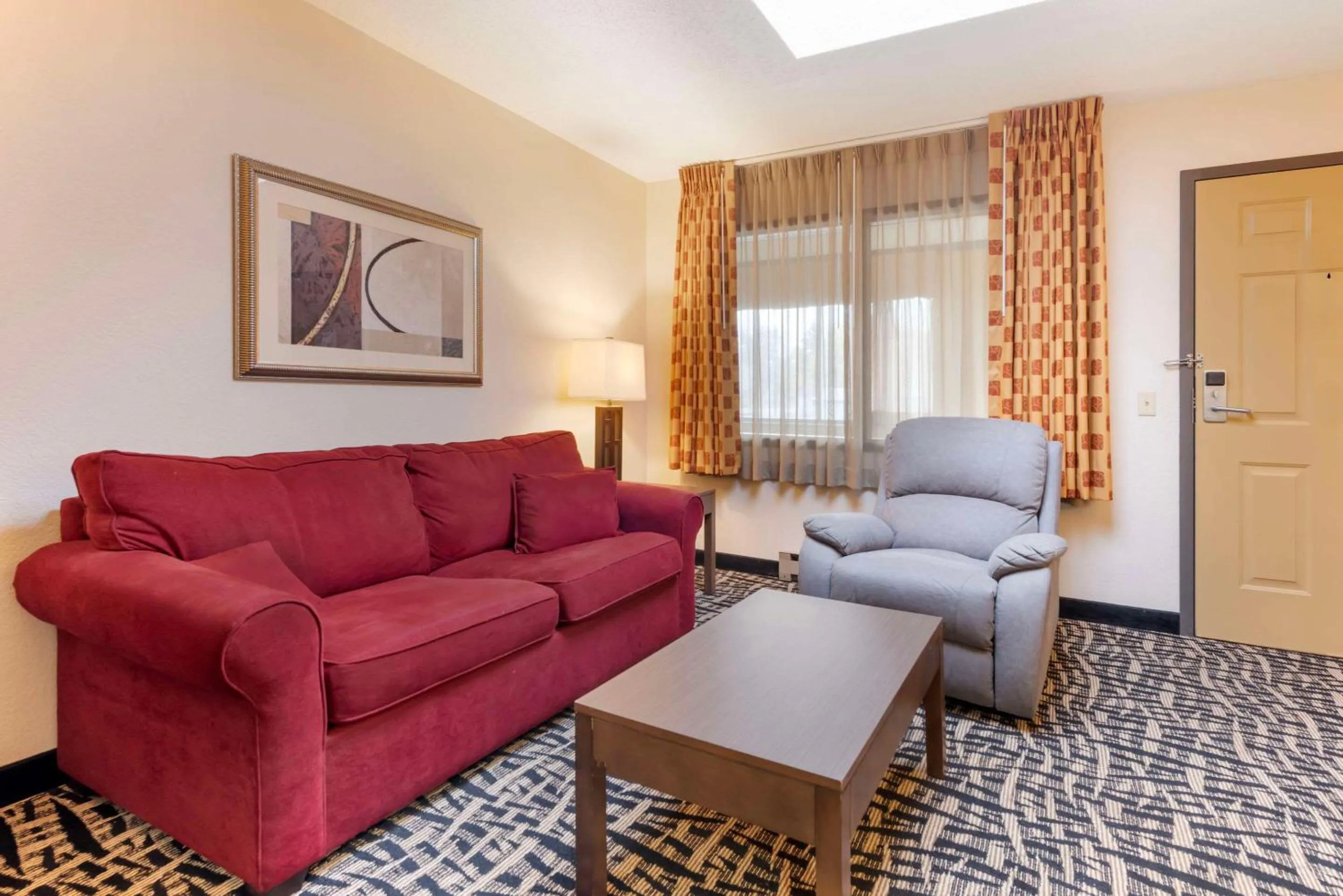Living room in Quality Inn & Suites Mayo Clinic Area