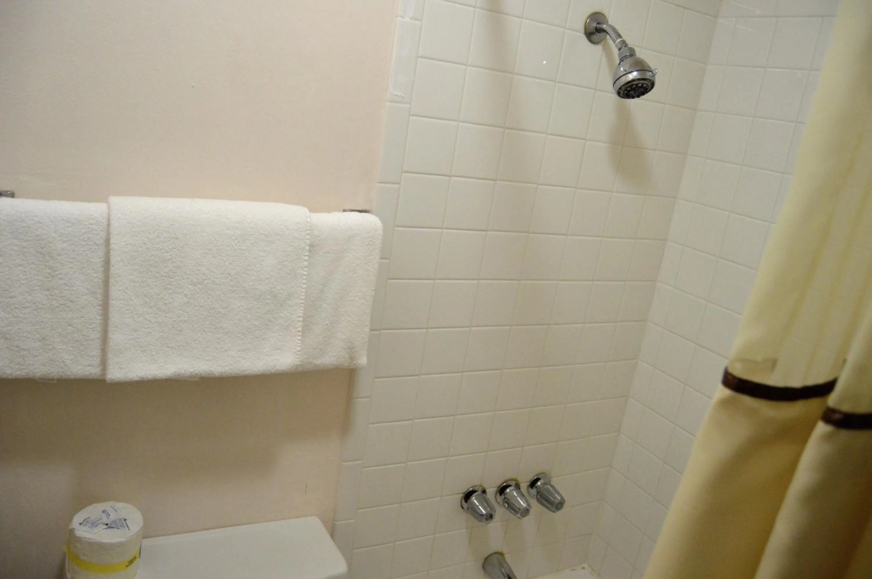 Bath in Extended Stay Warrenton Inn