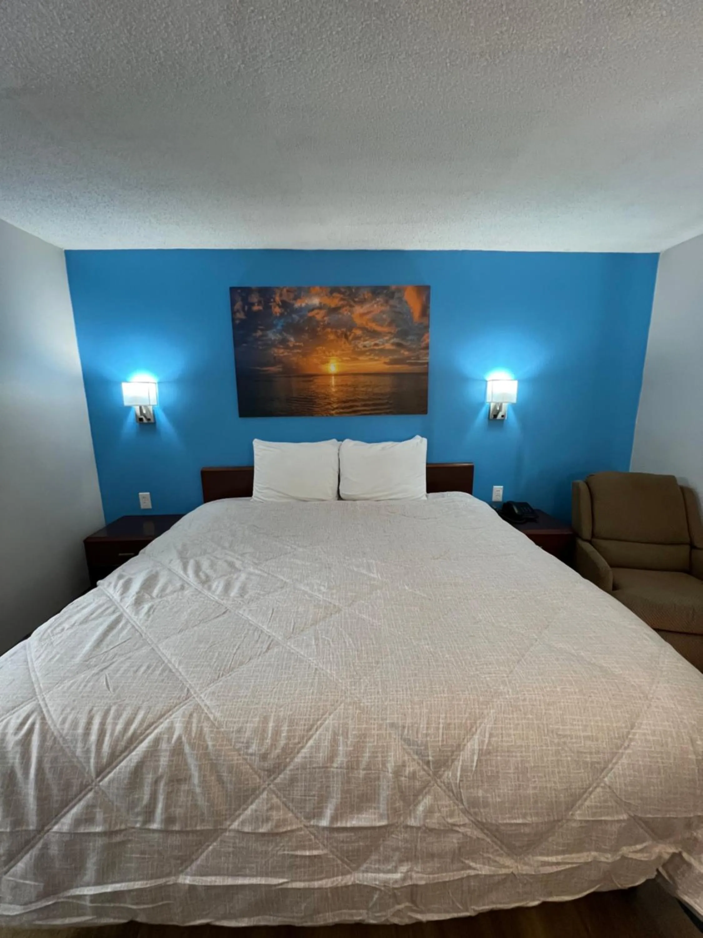 Bed in Extended Stay Warrenton Inn