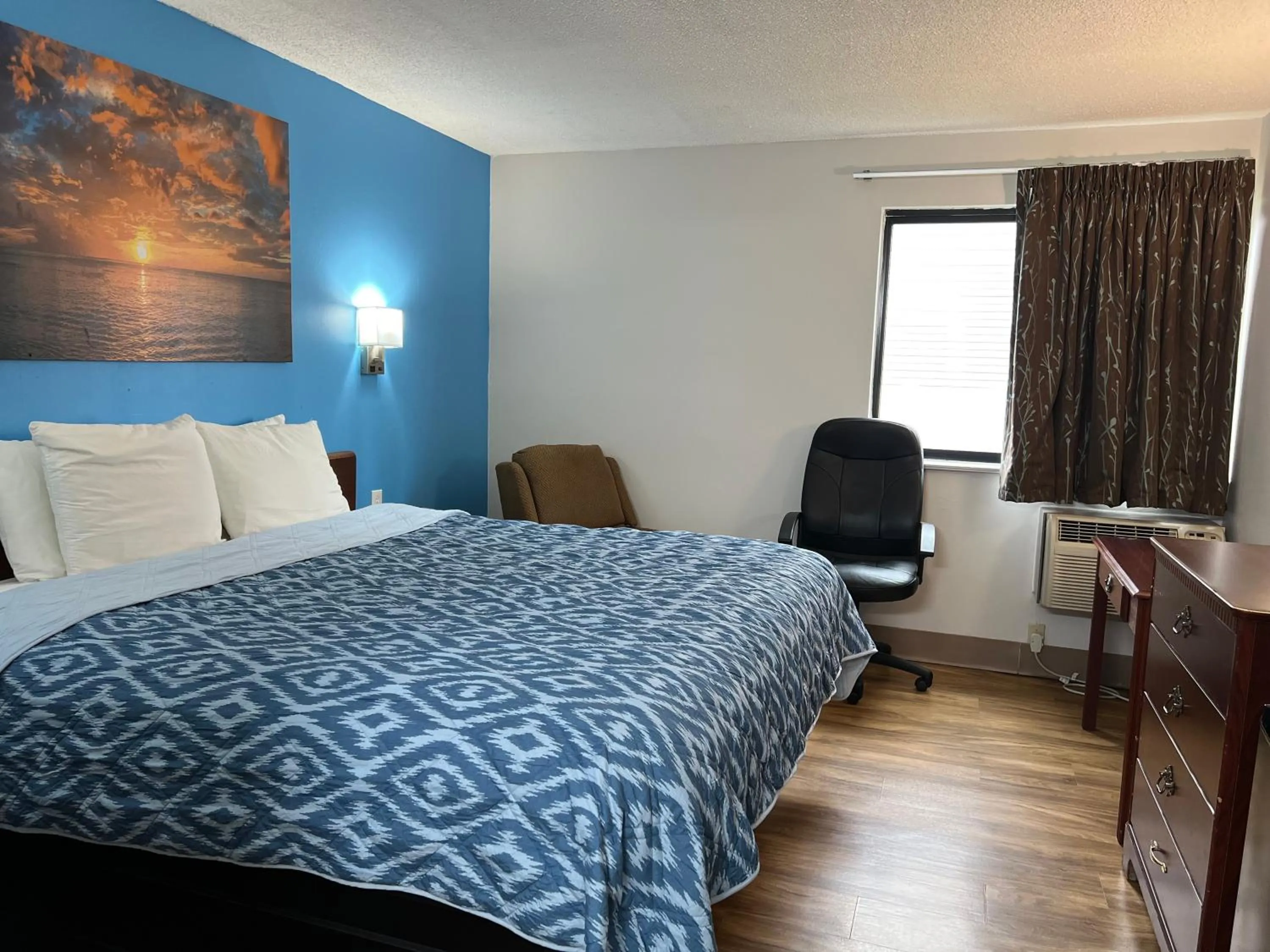 Bed in Extended Stay Warrenton Inn