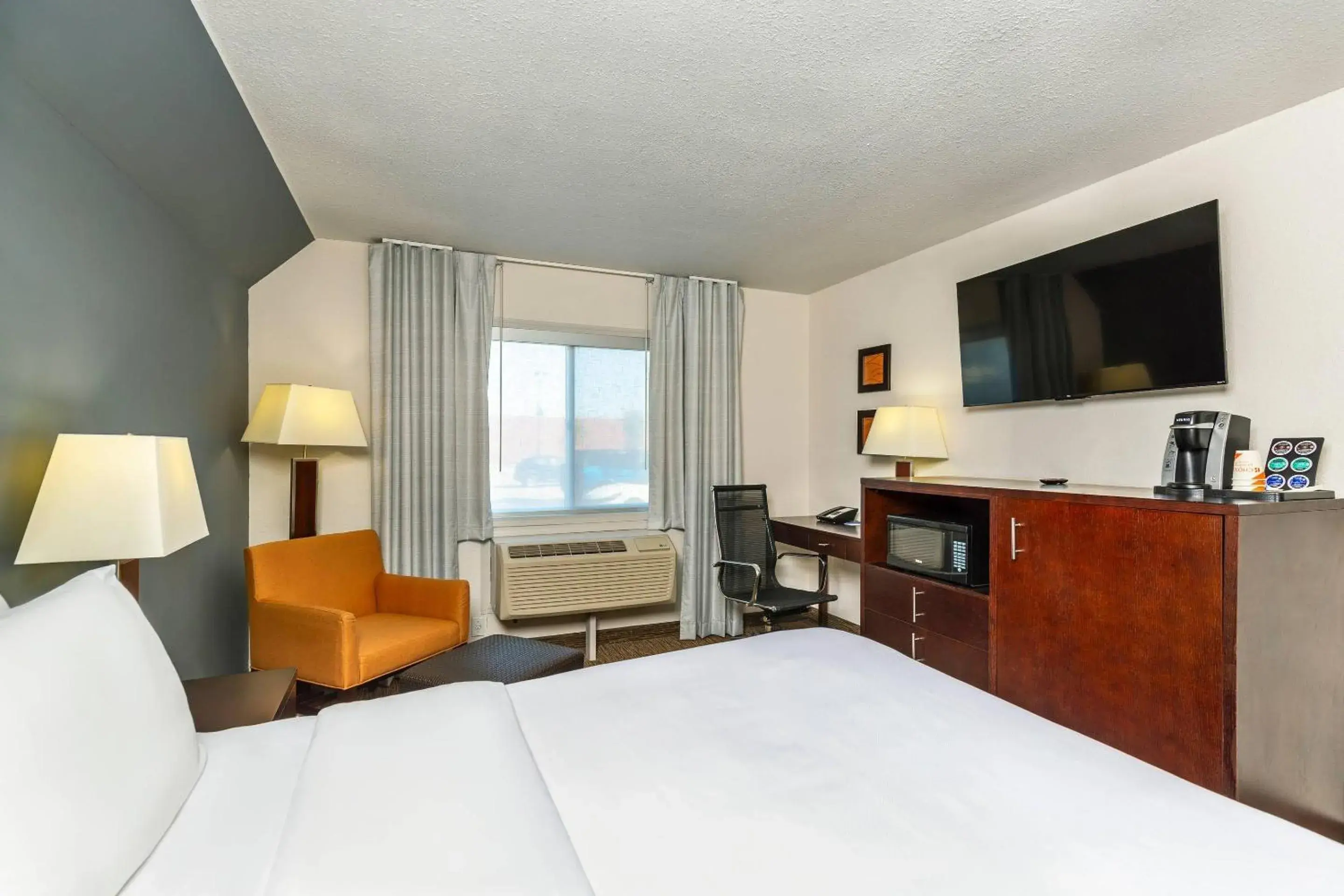 Bedroom, Bed in Comfort Inn & Suites Bedroom, Bed in Comfort Inn & Suites