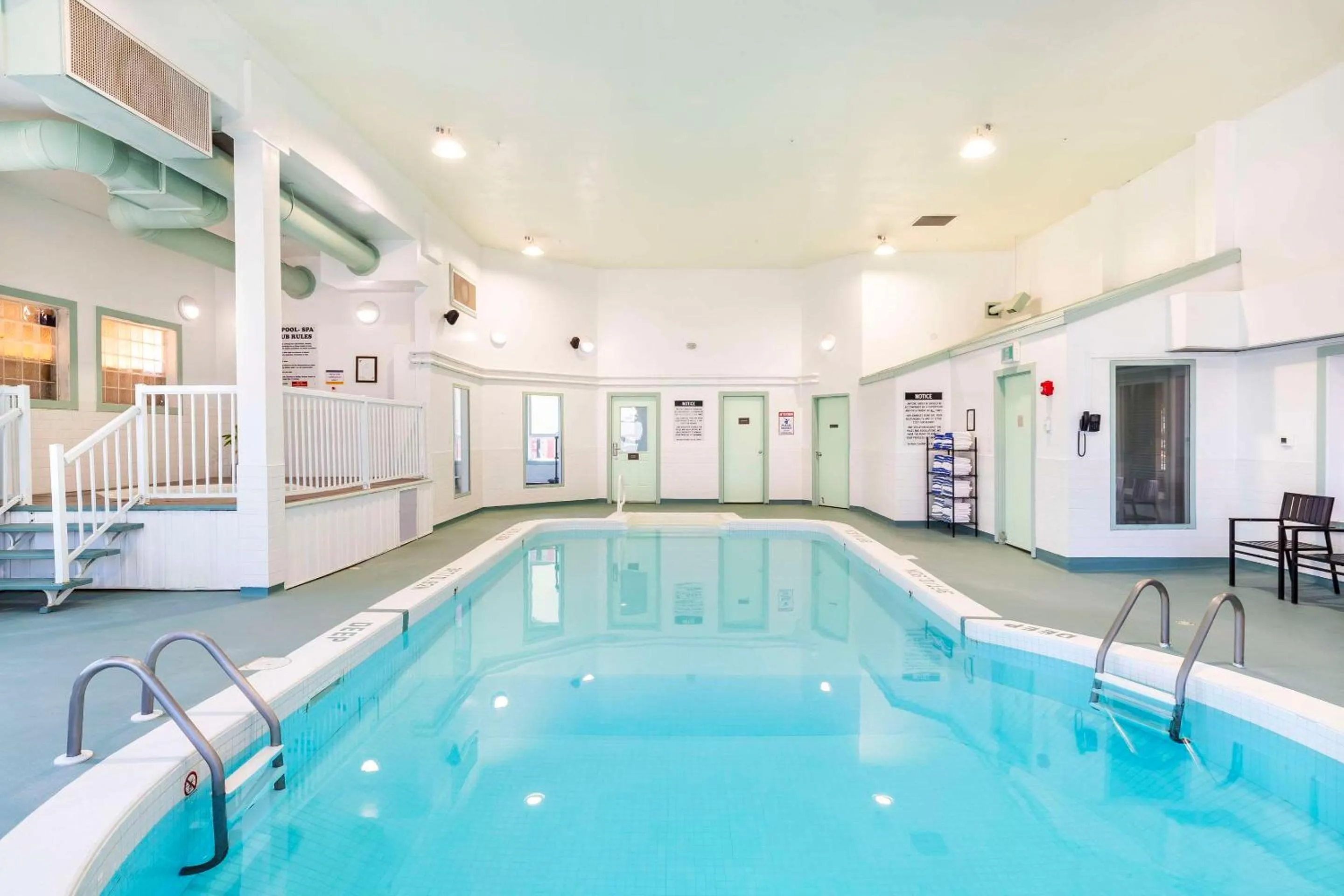 Swimming pool in Comfort Inn & Suites