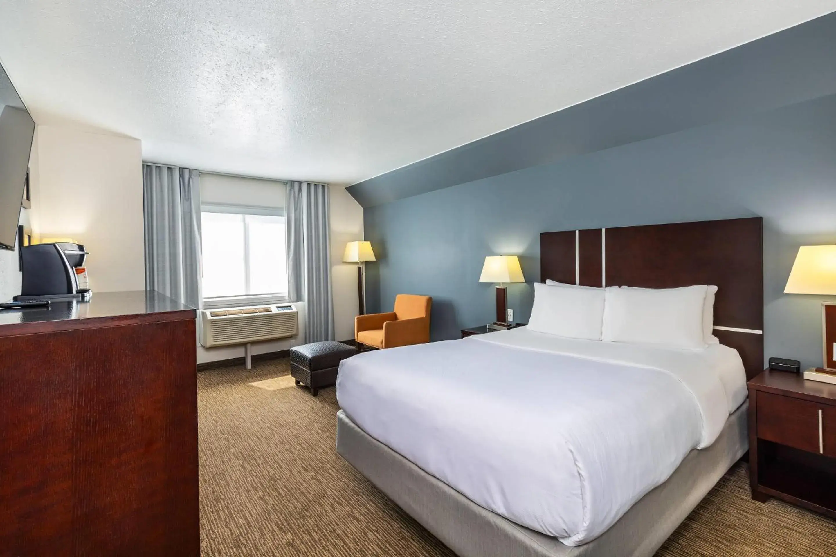 Bedroom, Bed in Comfort Inn & Suites Bedroom, Bed in Comfort Inn & Suites