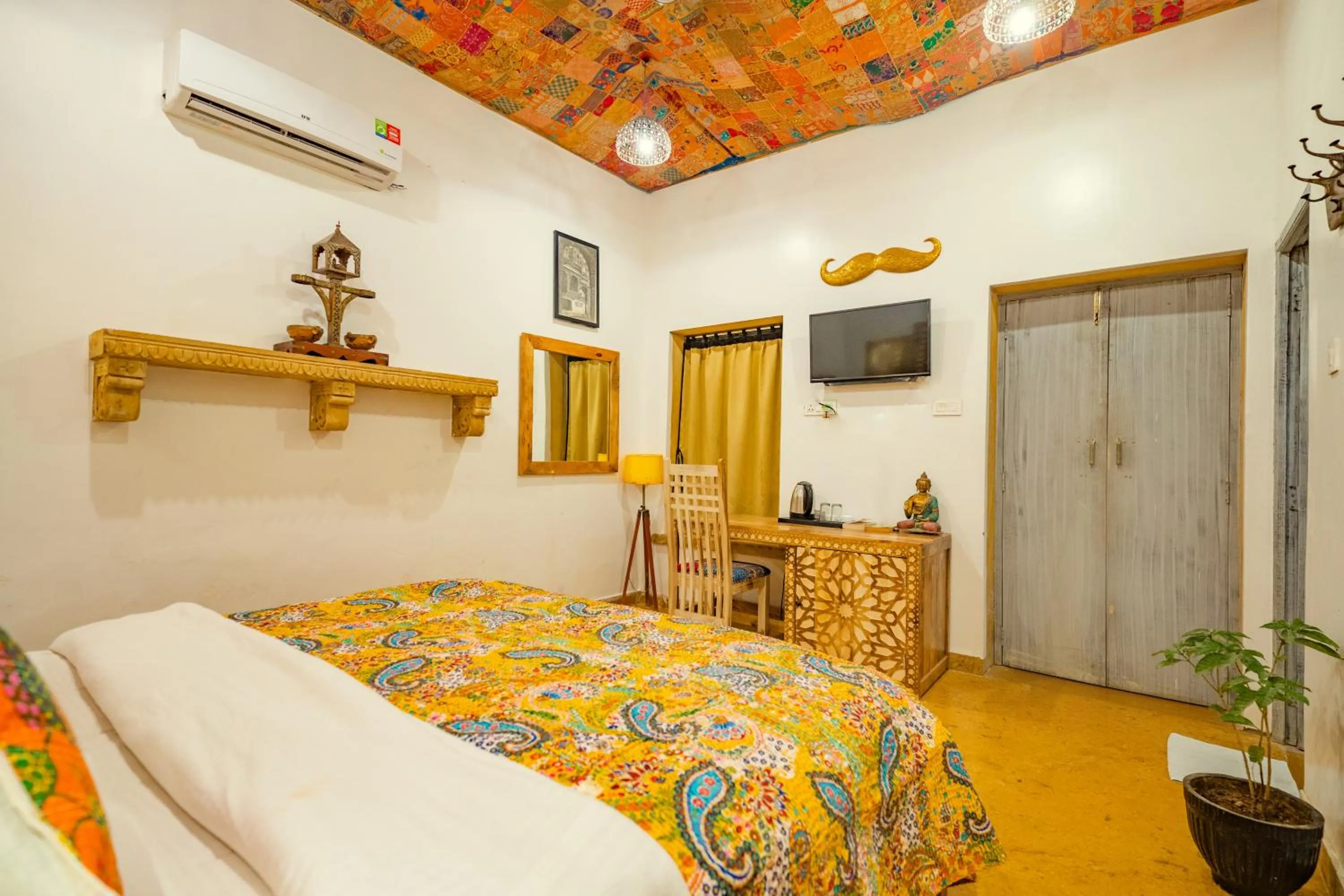 TV and multimedia, Bed in Garh Meera - A Sensational Boutique Hotel