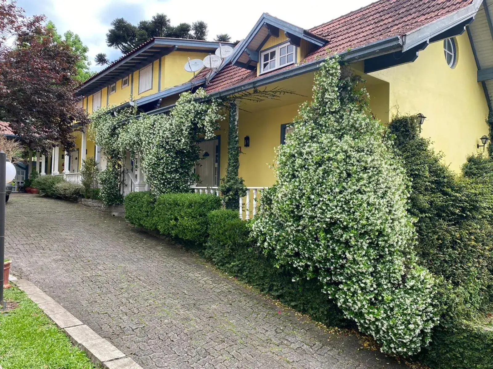 Apartamentos Sulla Collina Centro de Gramado localizado próximo da rua Coberta Apartamentos Sulla Collina Centro de Gramado localizado próximo da rua Coberta