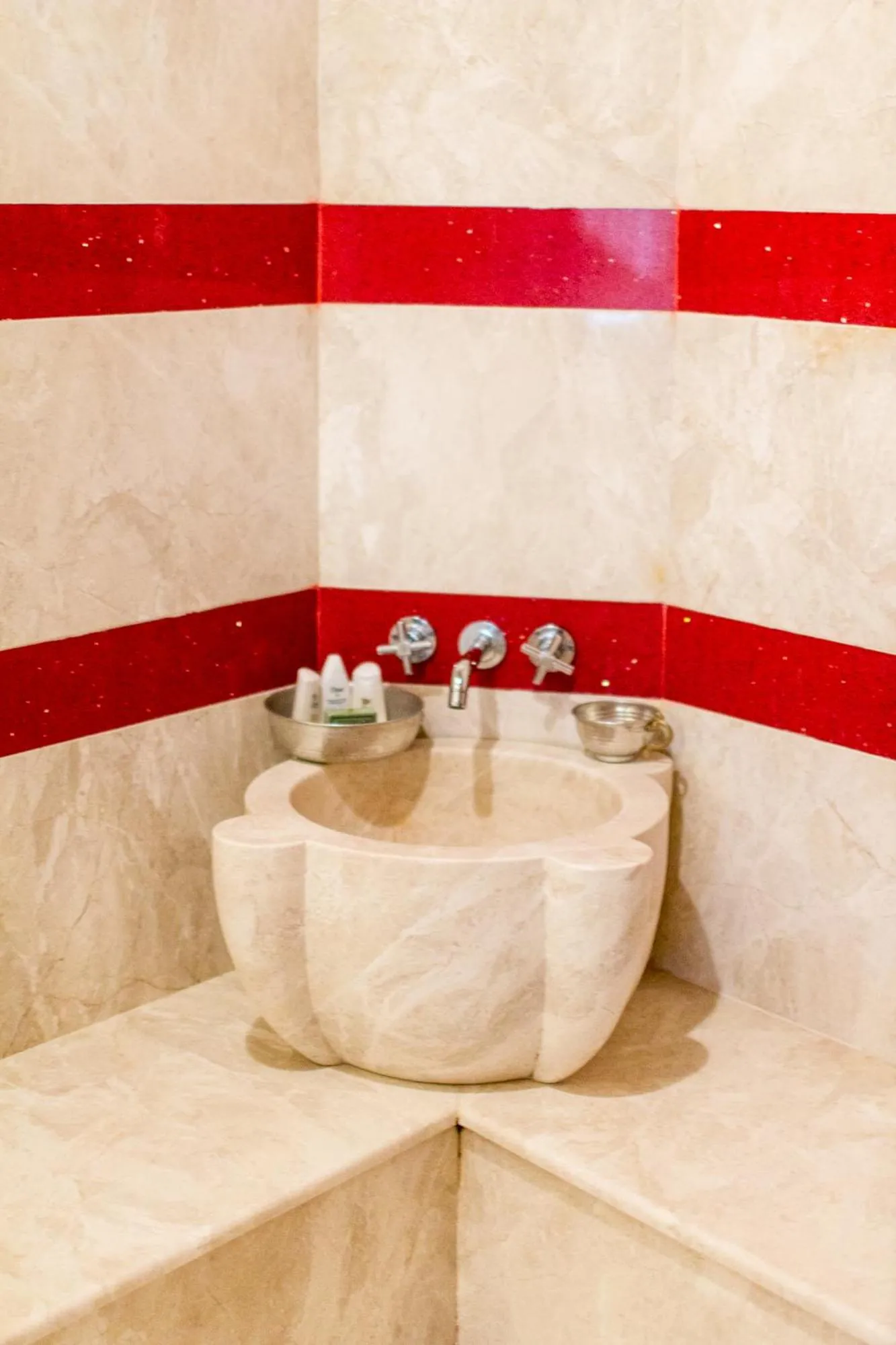 Bath in Hezen Cave Hotel