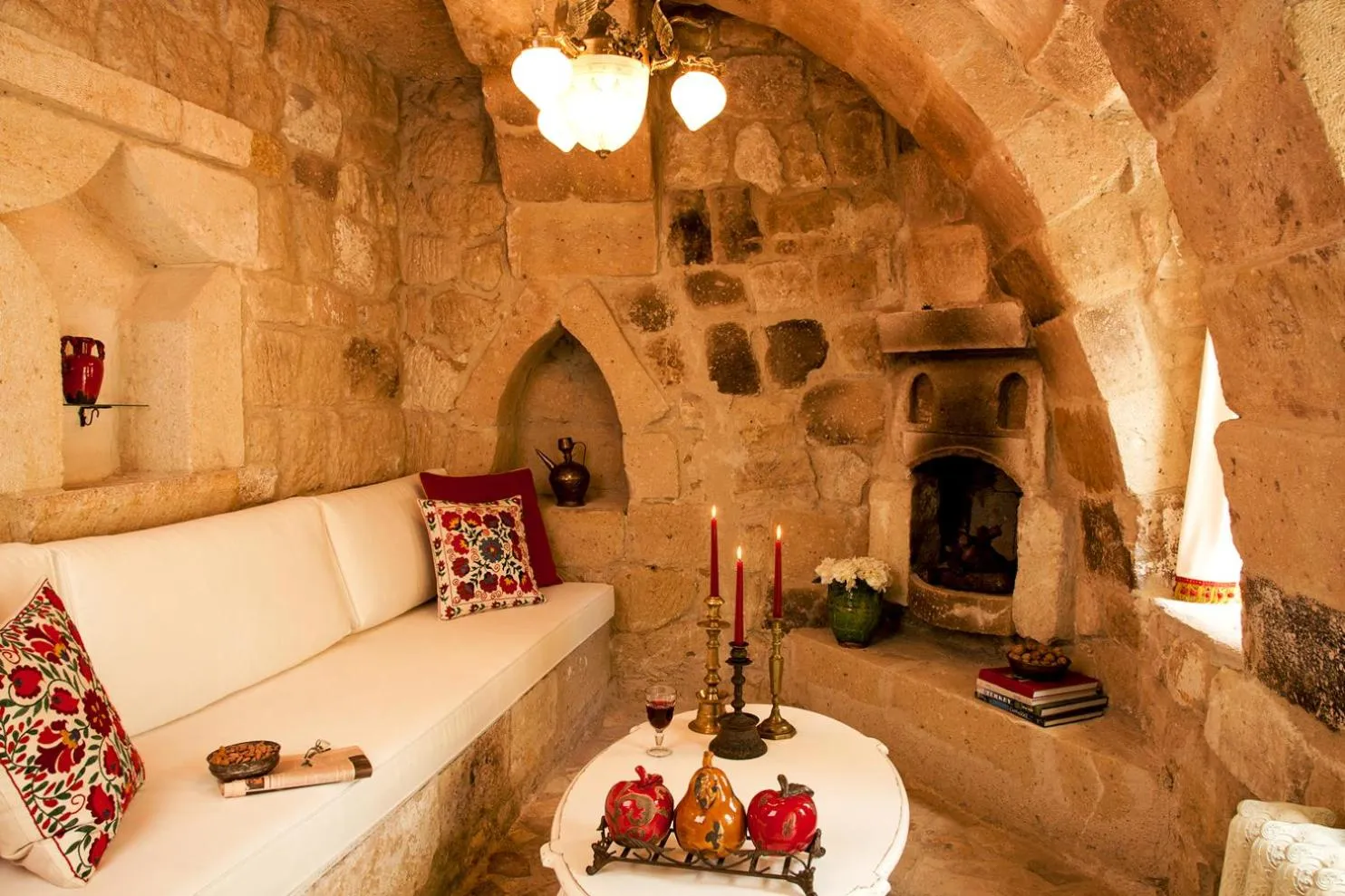 Living room, Bed in Hezen Cave Hotel