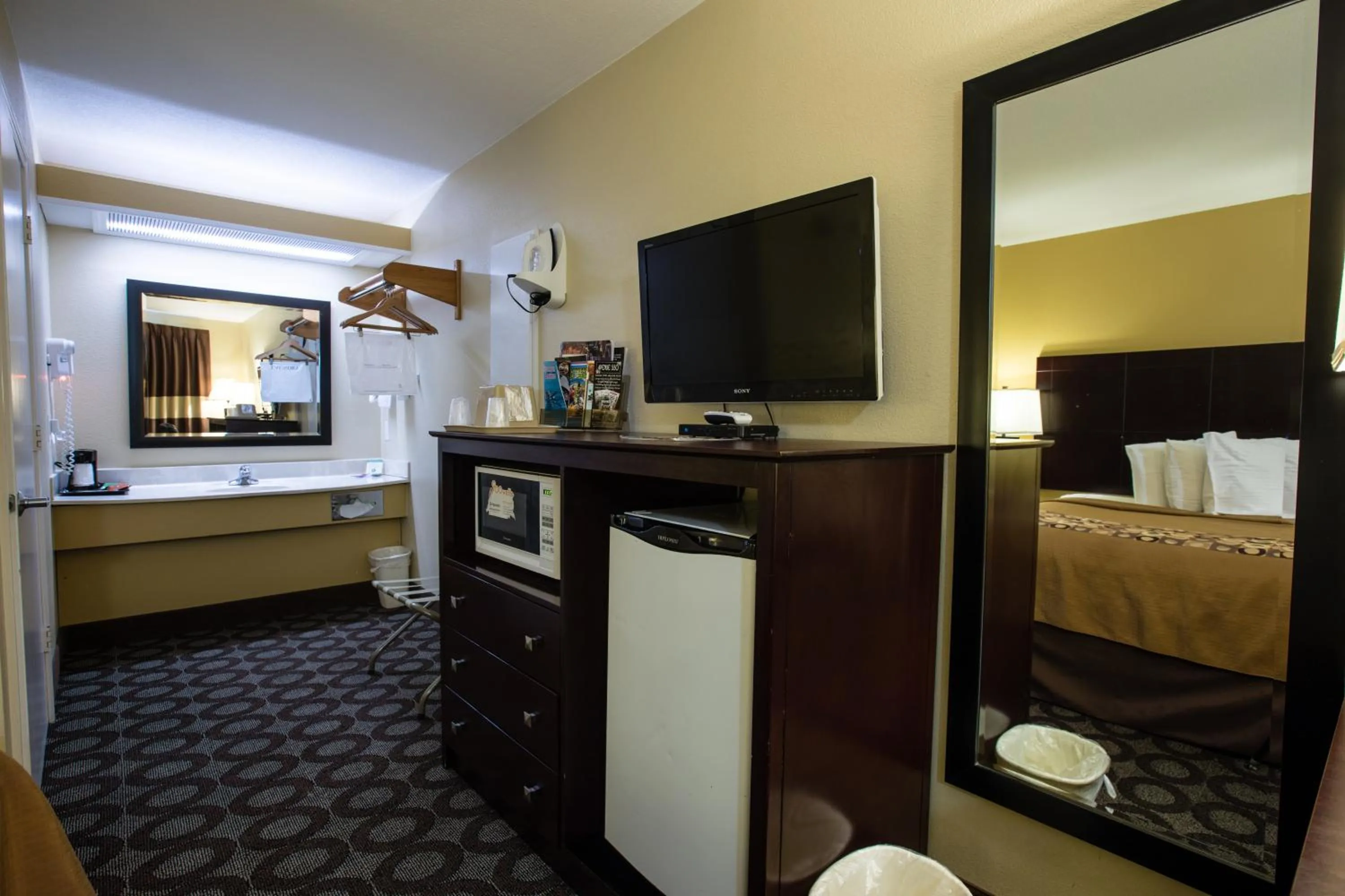 Bed in Relax Inn and Suites Kuttawa