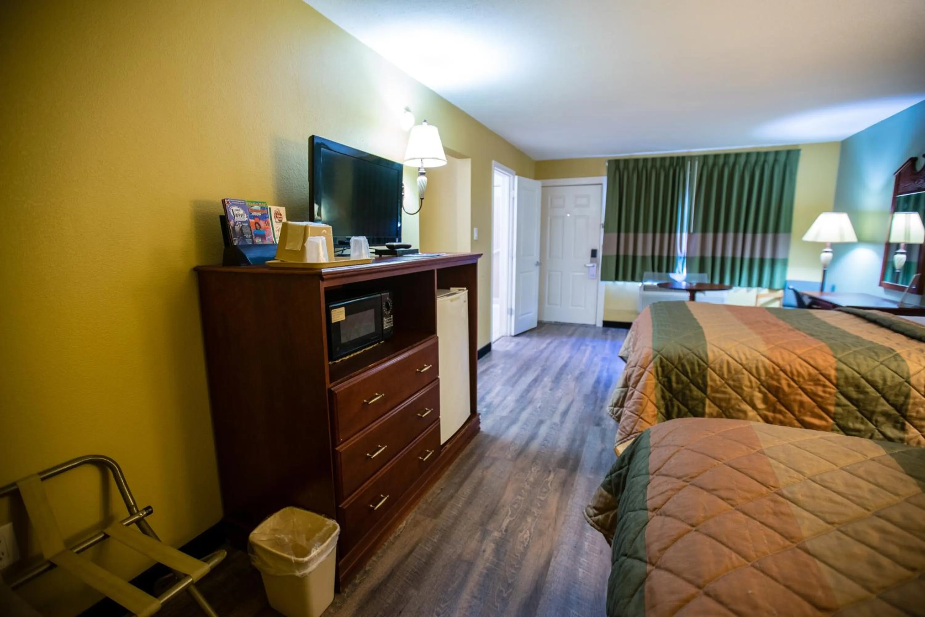 Bed in Relax Inn and Suites Kuttawa