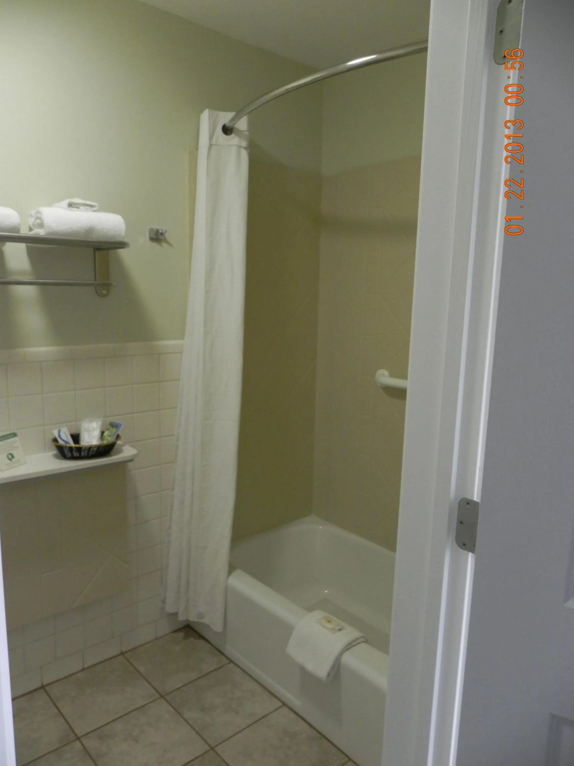 Shower in Relax Inn and Suites Kuttawa