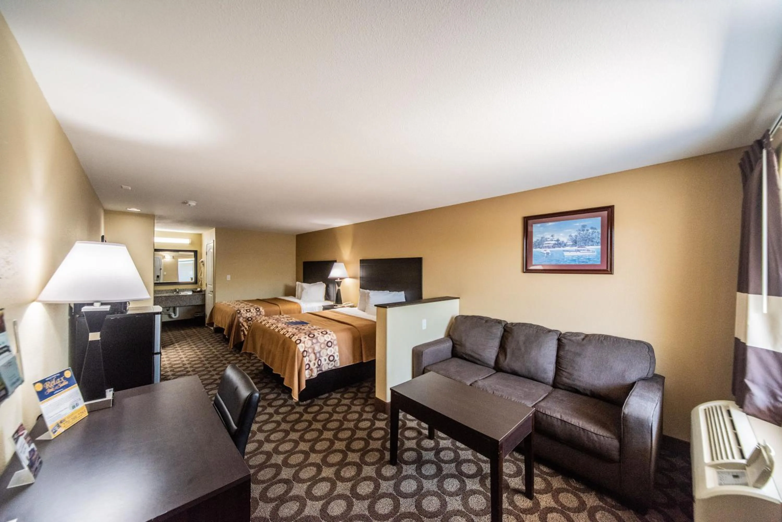 Bed in Relax Inn and Suites Kuttawa