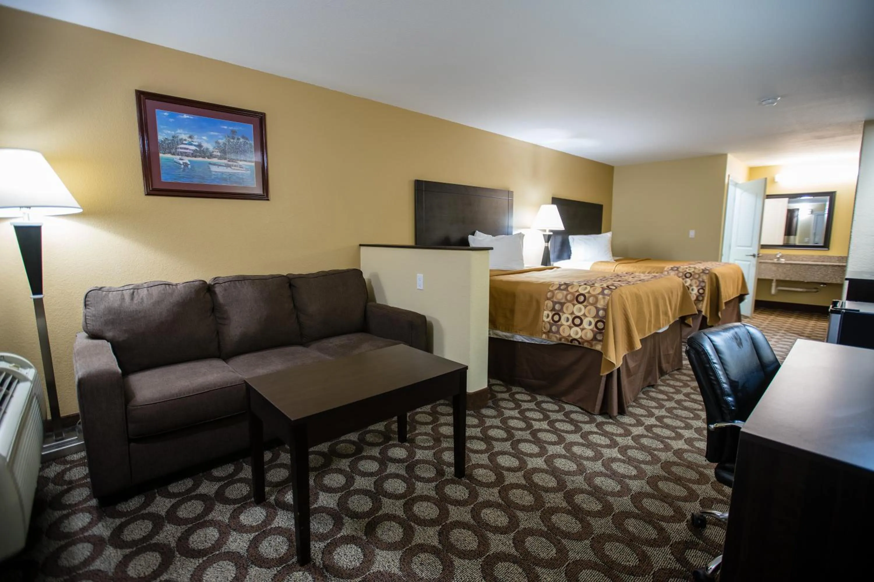 Bed in Relax Inn and Suites Kuttawa