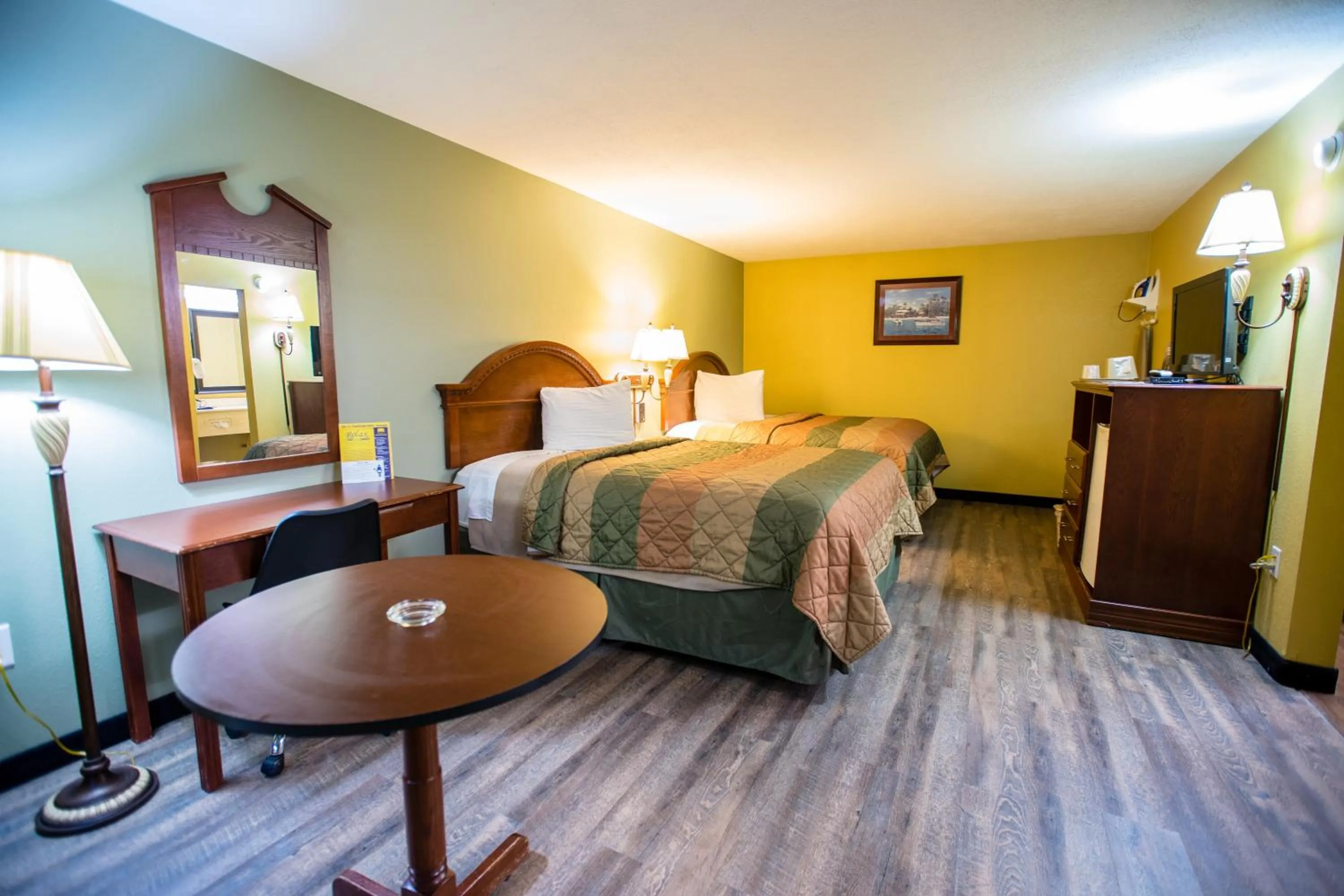 Bed in Relax Inn and Suites Kuttawa