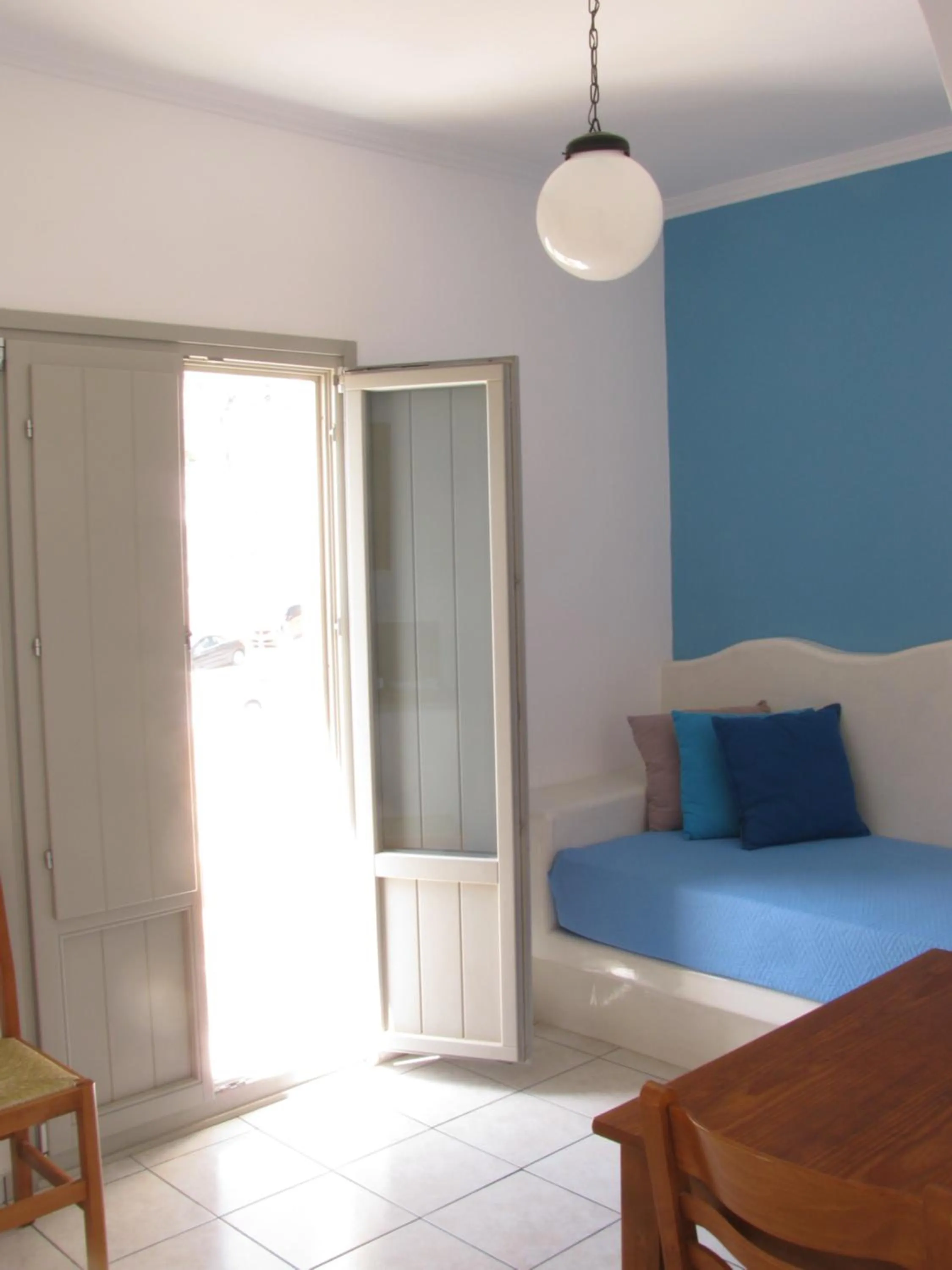 Bed in Sail Inn Studios & Apartments
