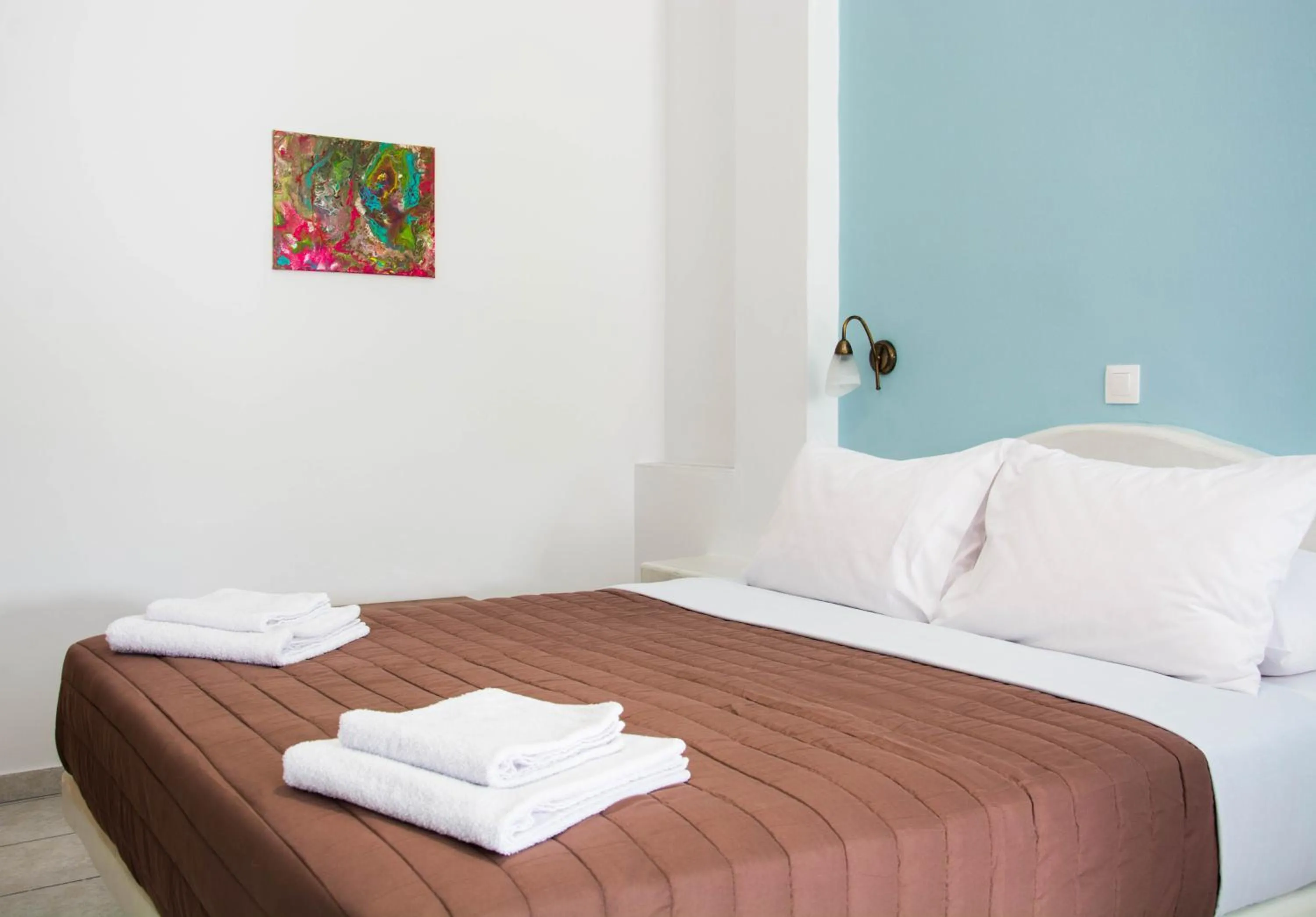 Bed in Sail Inn Studios & Apartments