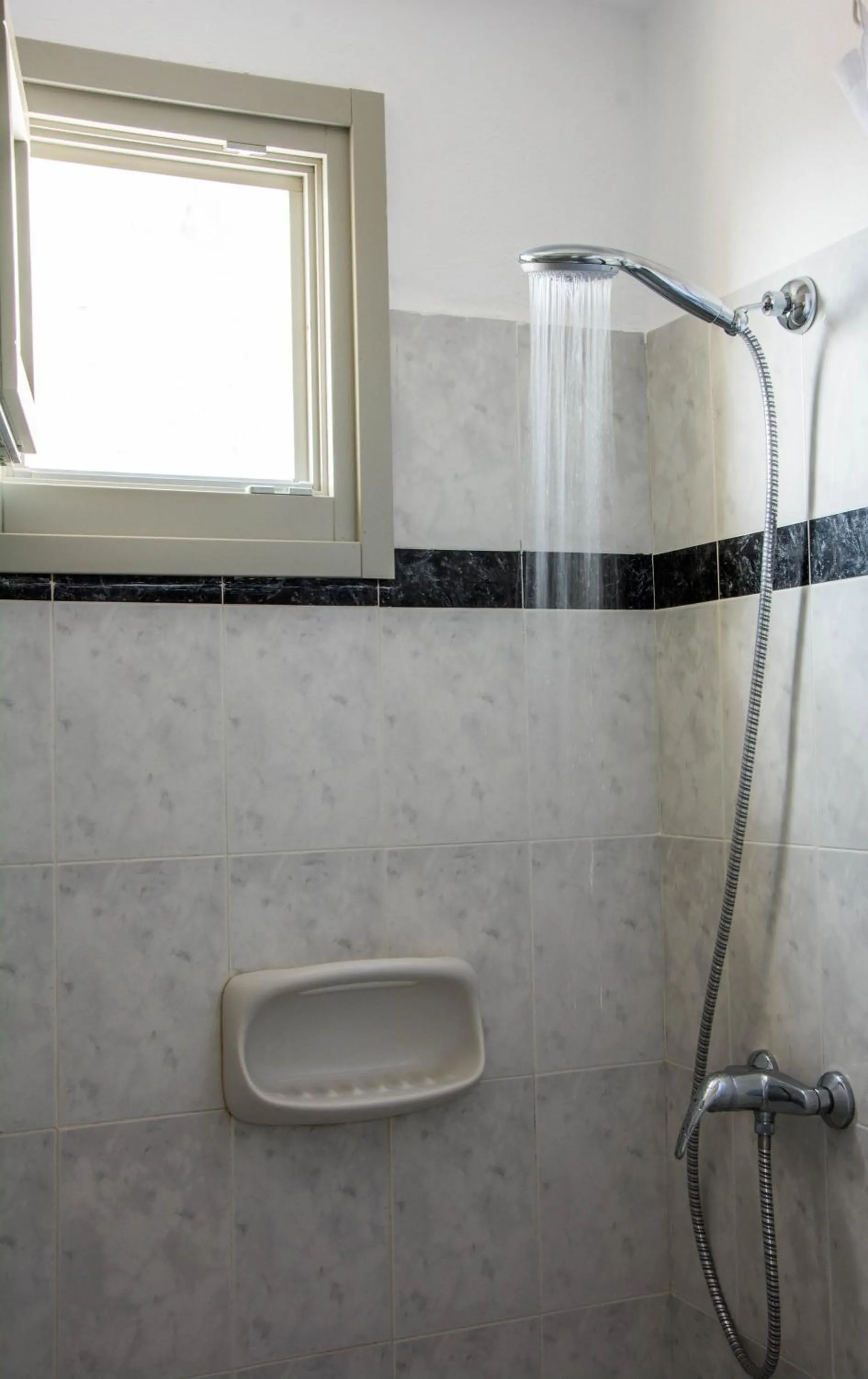 Shower in Sail Inn Studios & Apartments