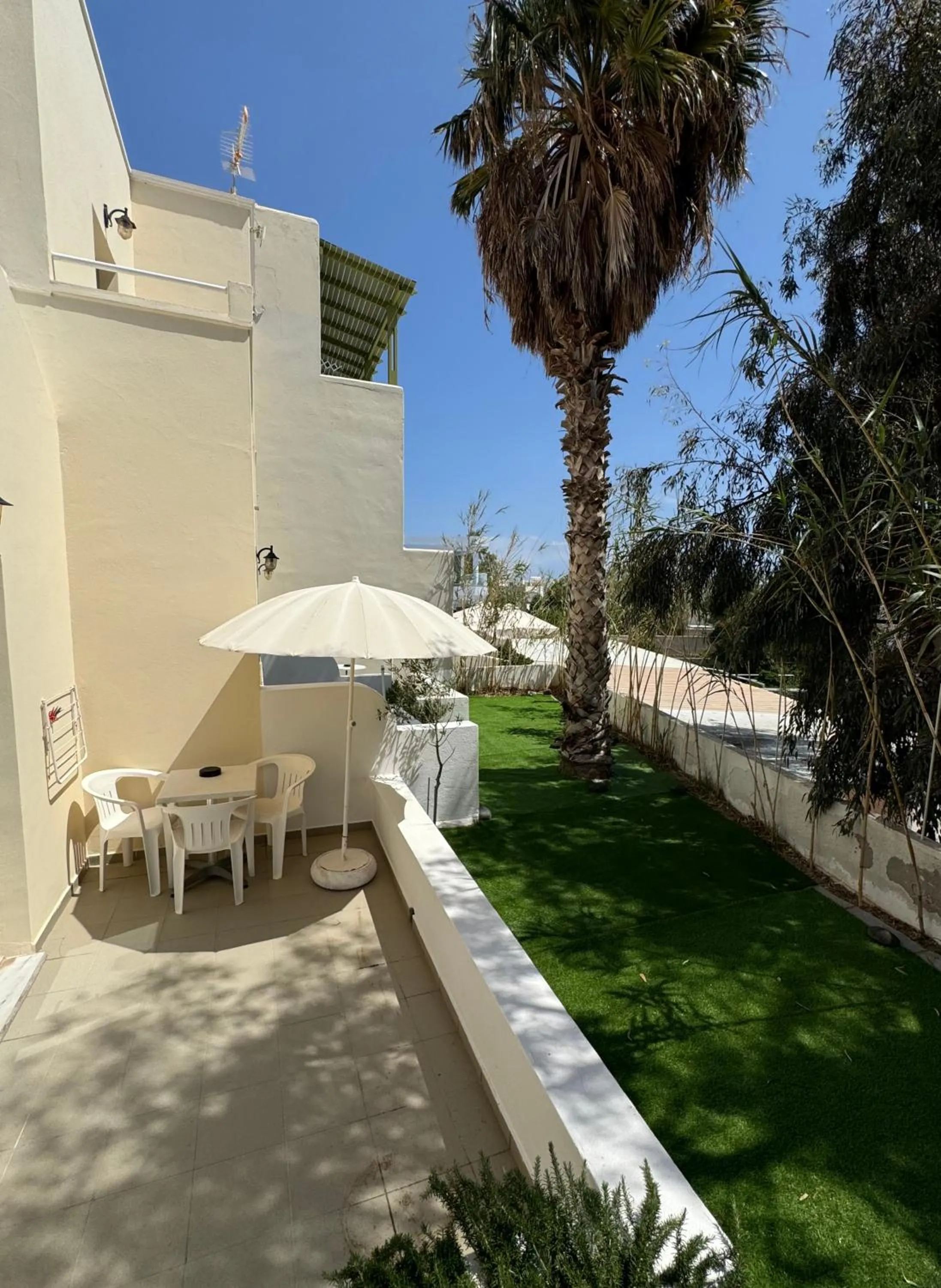Garden in Sail Inn Studios & Apartments