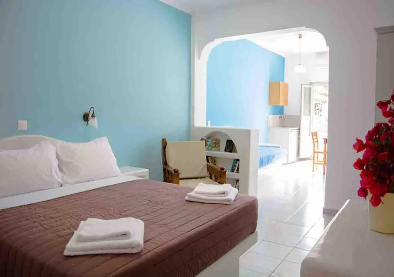 Bed in Sail Inn Studios & Apartments