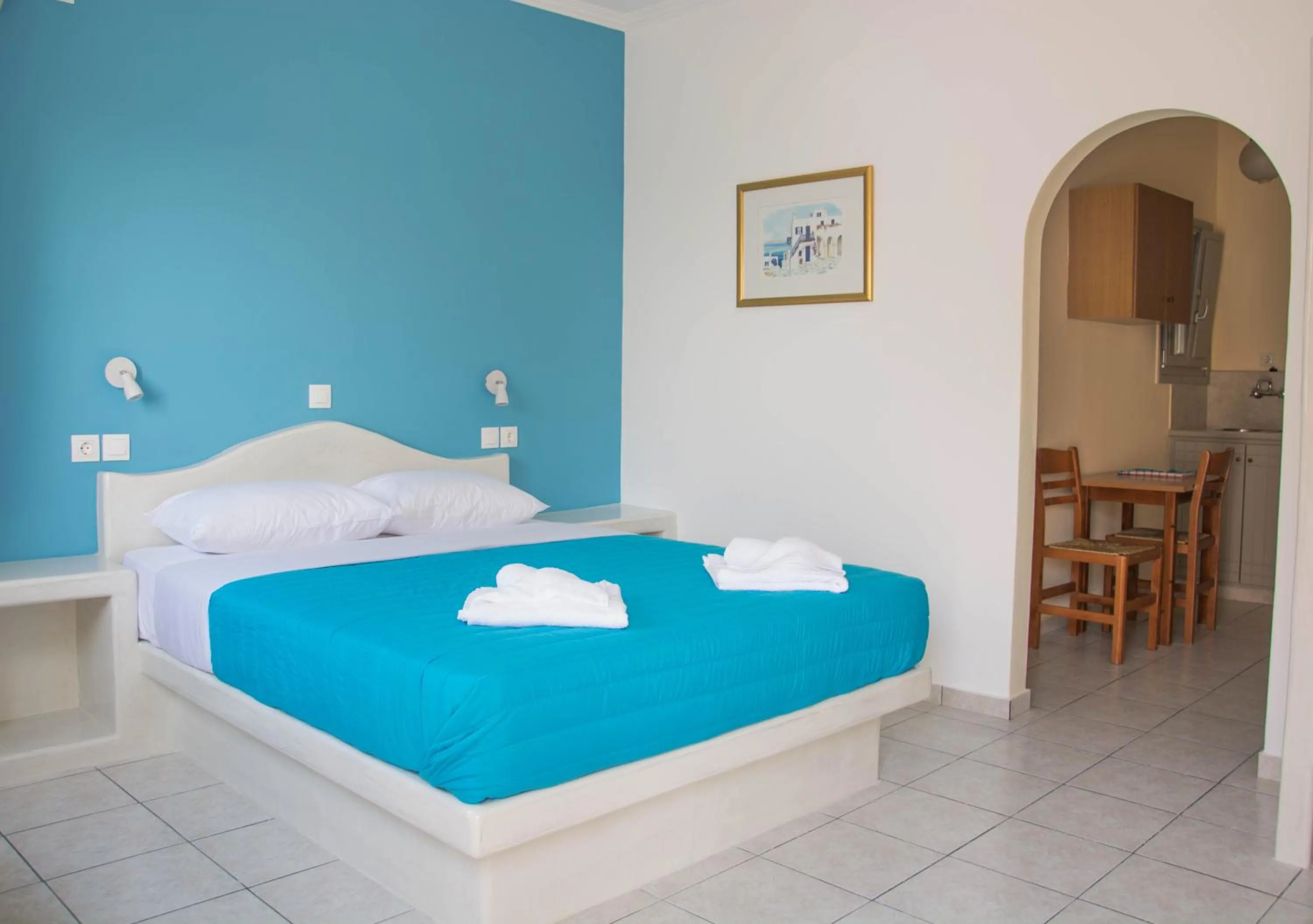 Bed in Sail Inn Studios & Apartments
