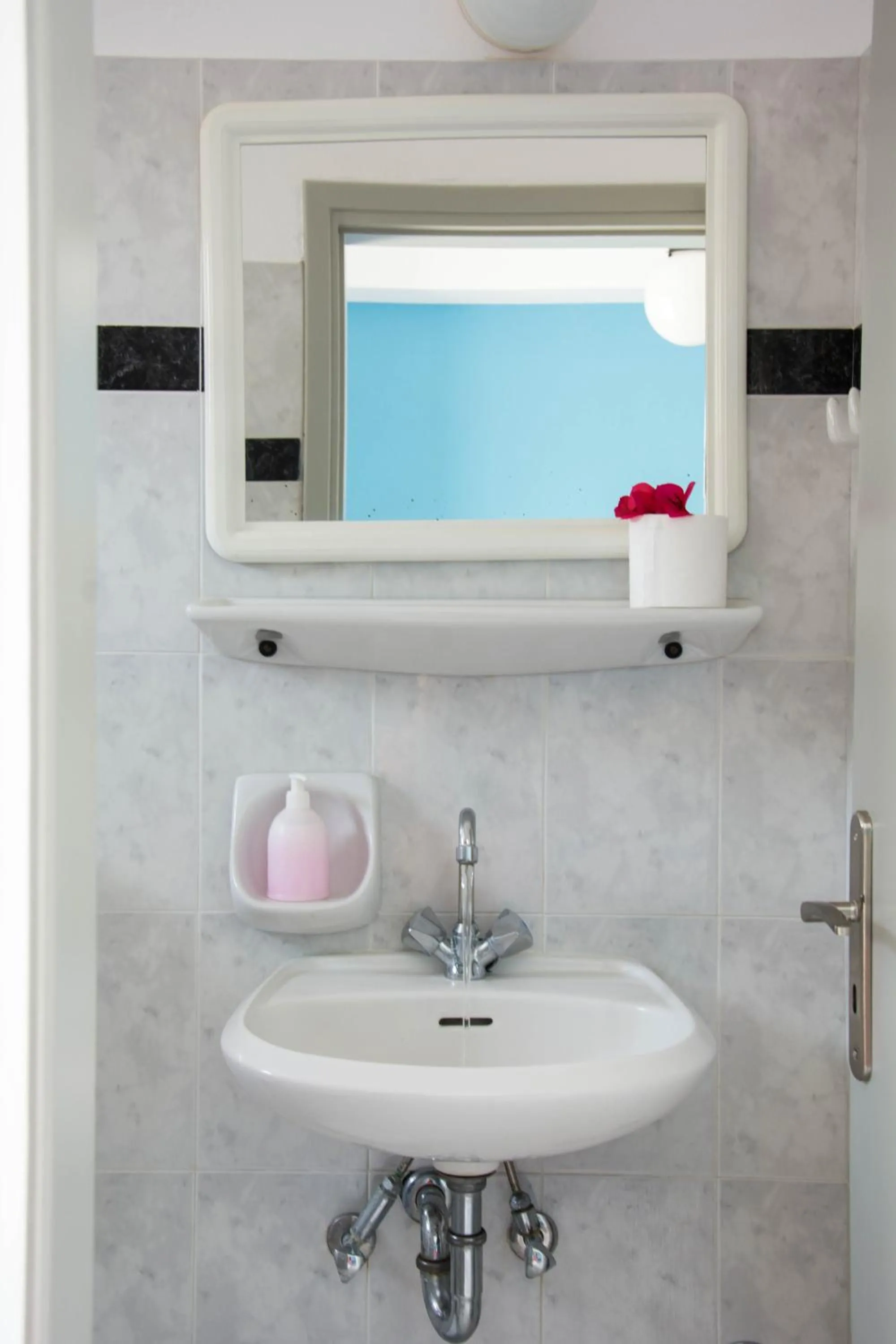 Toilet in Sail Inn Studios & Apartments