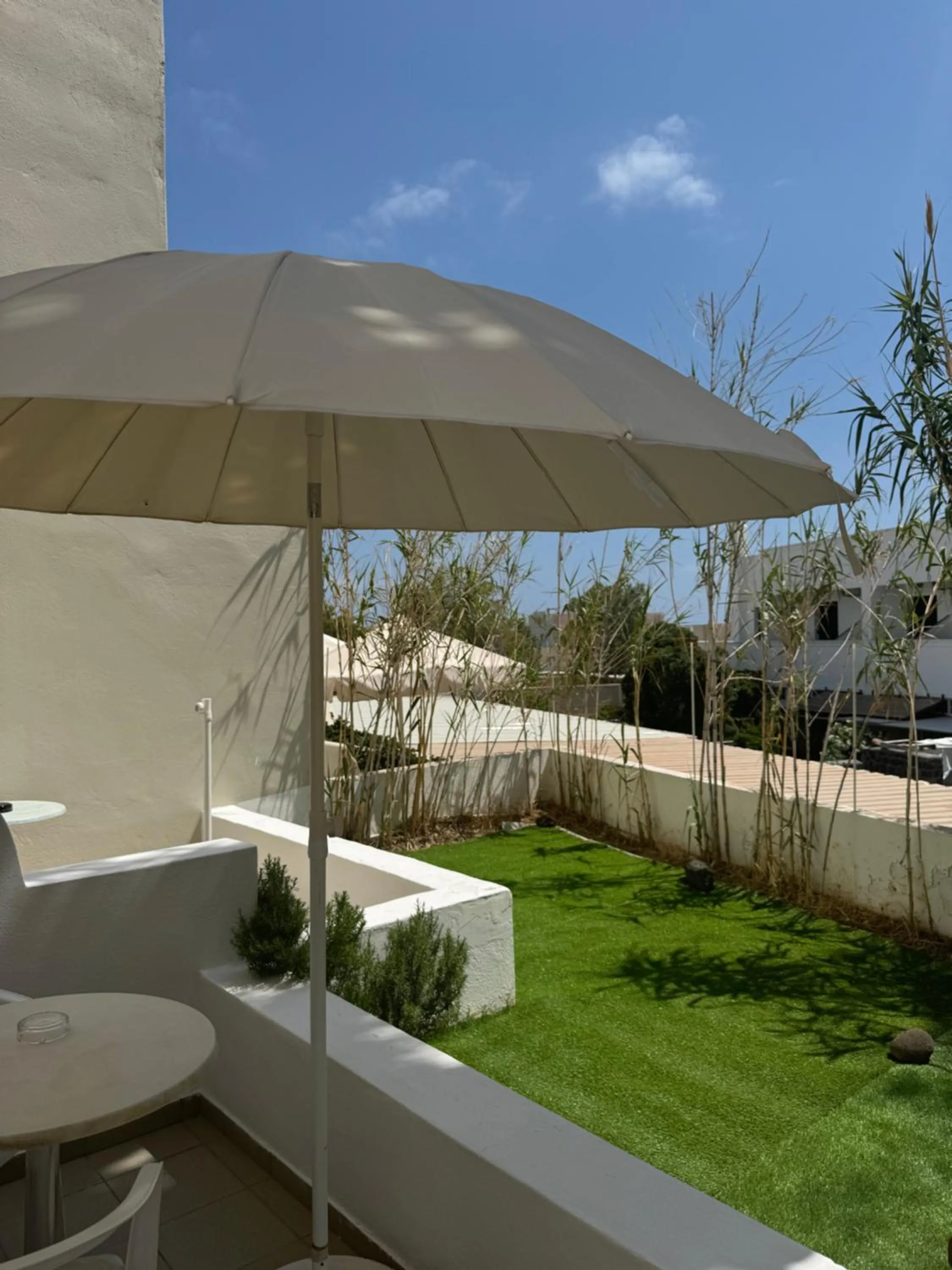 Garden in Sail Inn Studios & Apartments