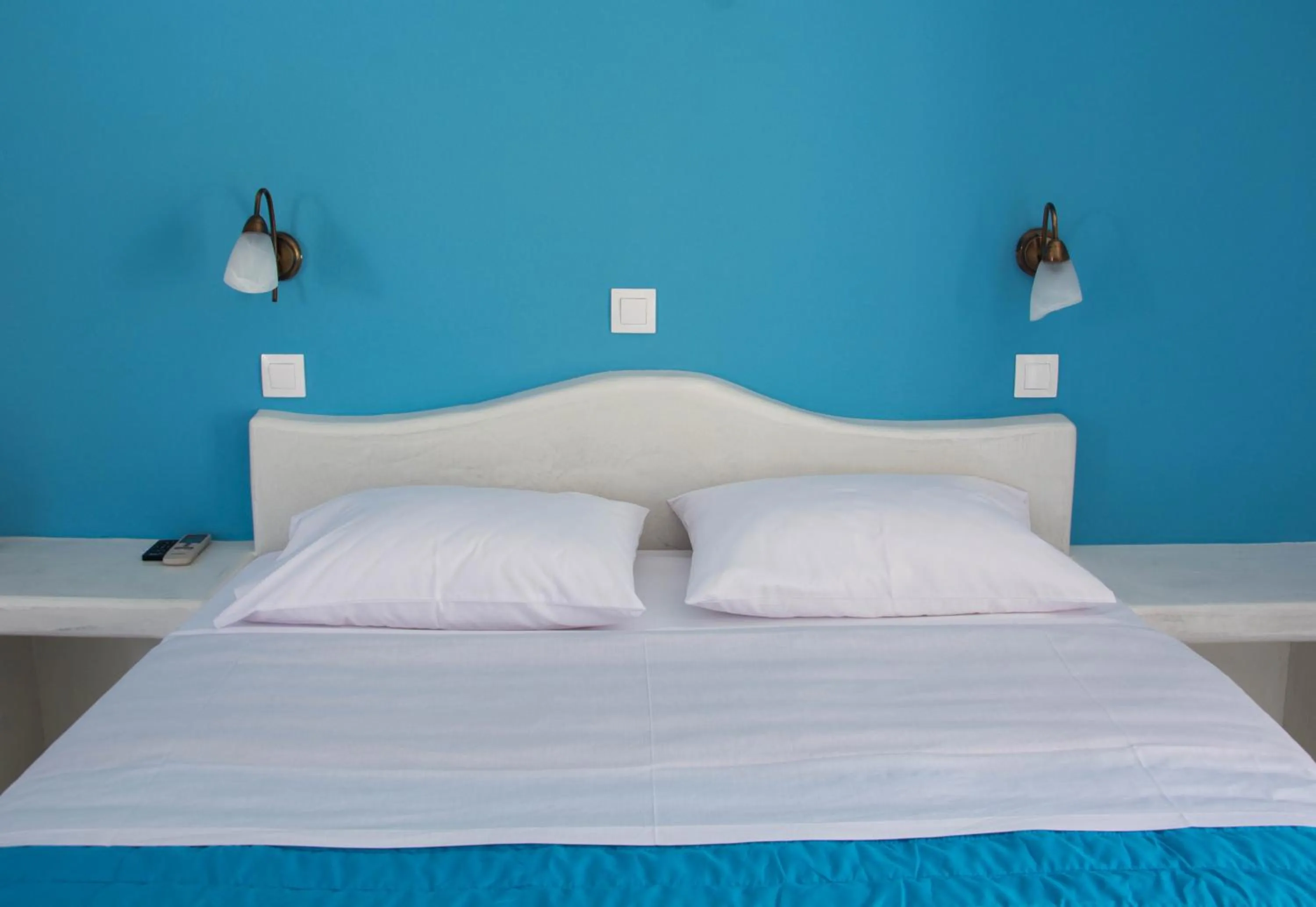 Bed in Sail Inn Studios & Apartments