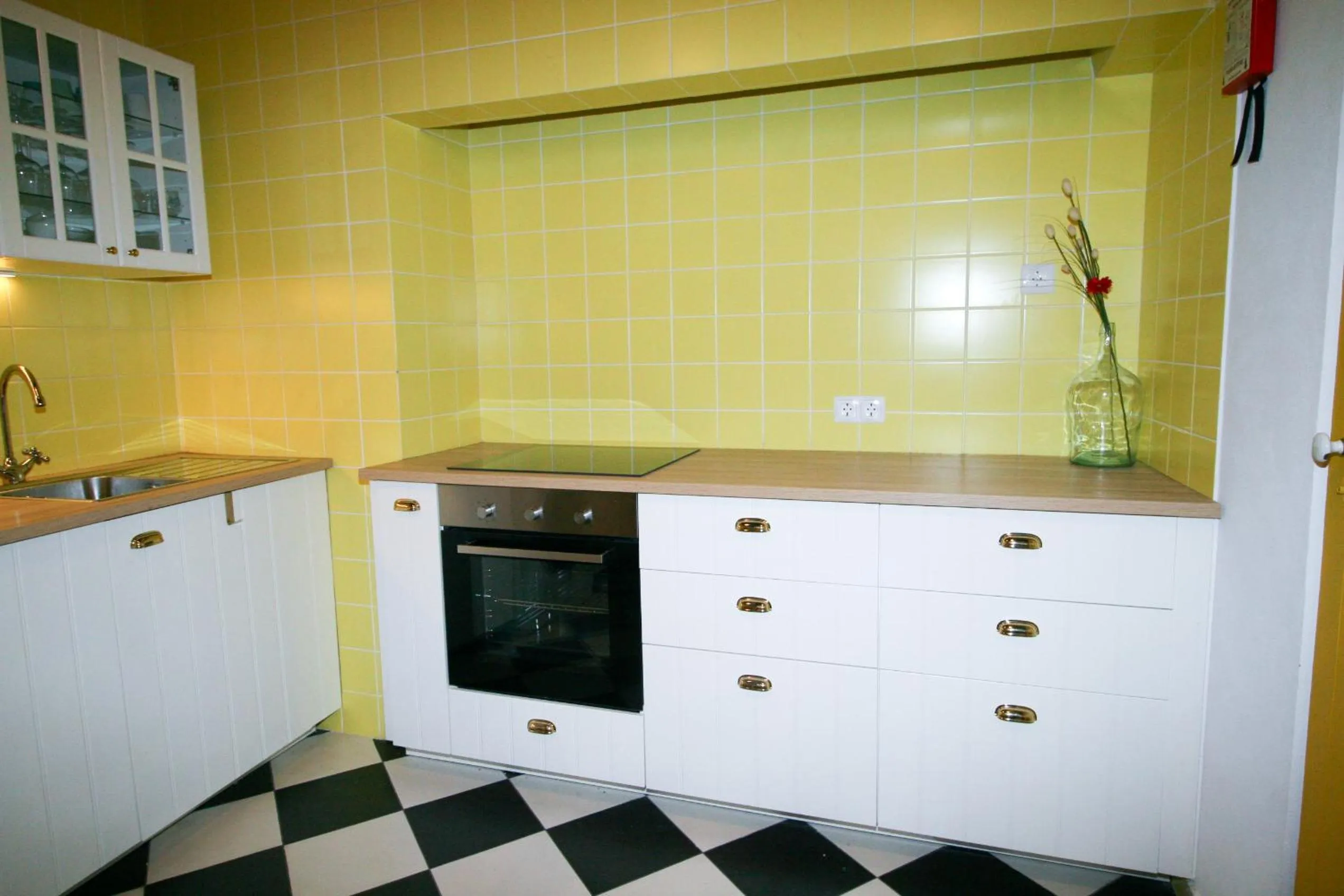 Communal kitchen in Casa dos Batalim