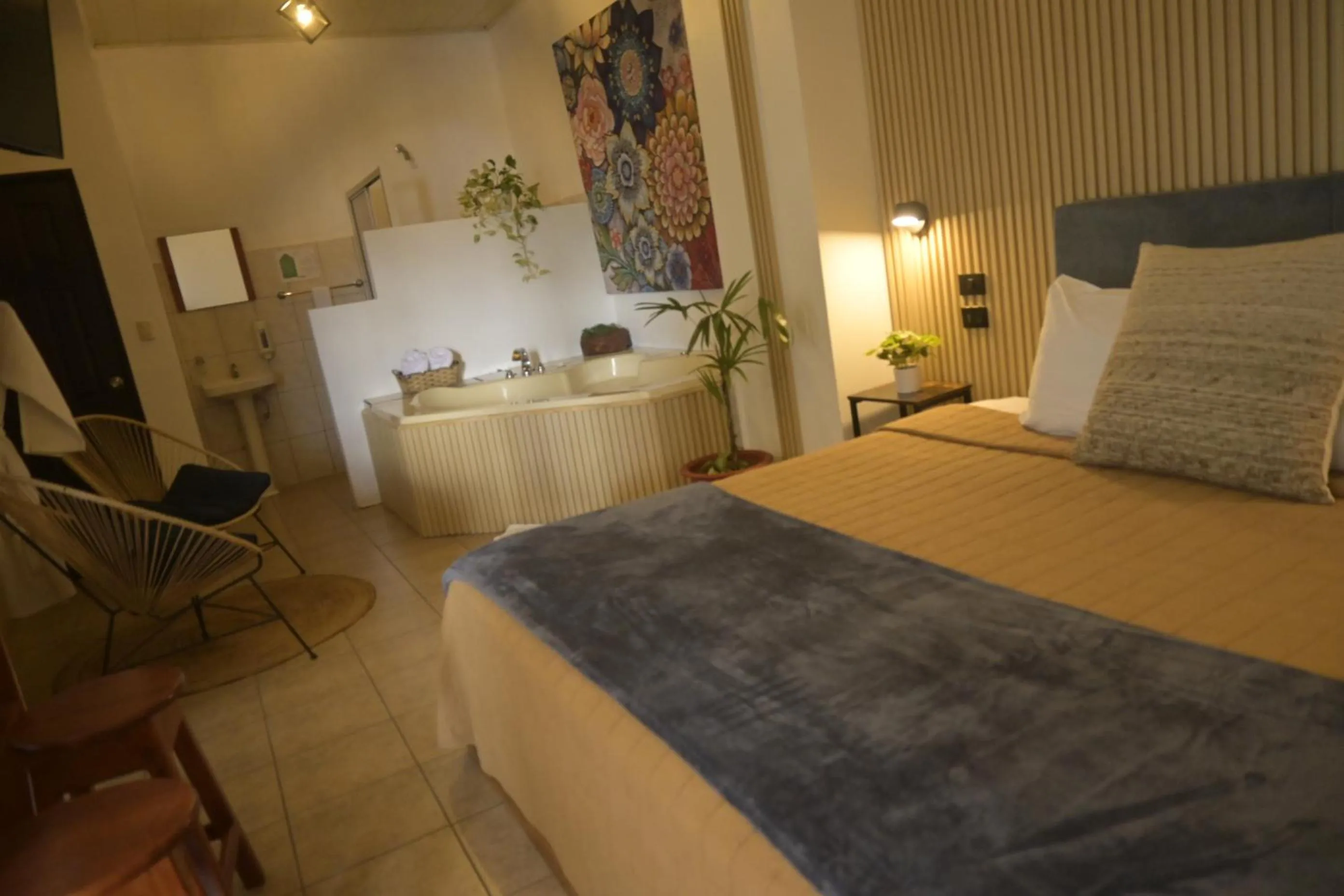 Bathroom, Bed in Hotel Las Colinas