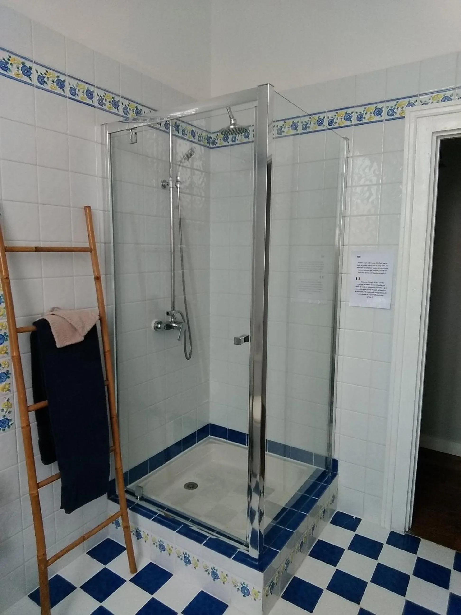 Shower in L'ancienne École