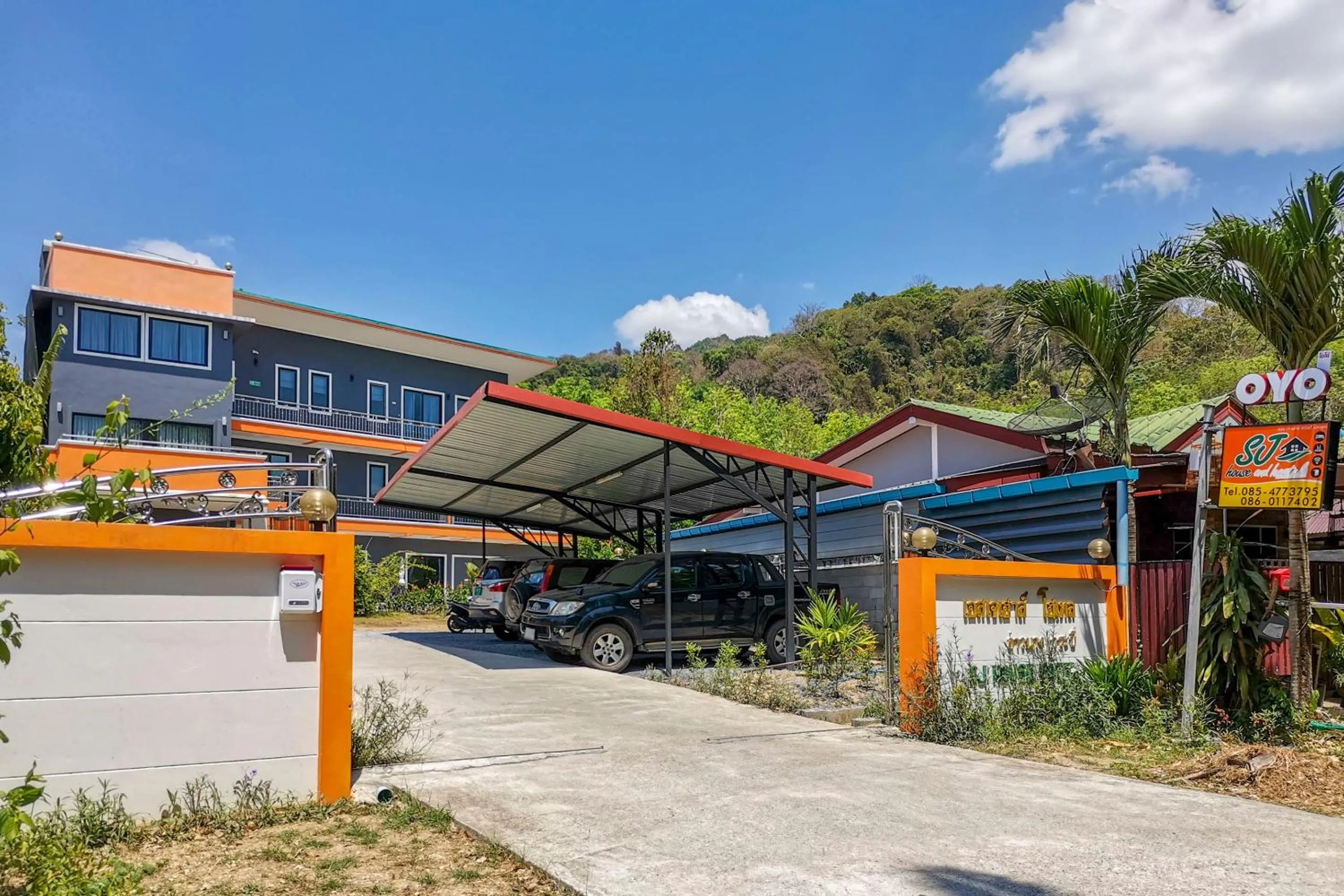Facade/entrance in OYO 665 Sj House Hotel