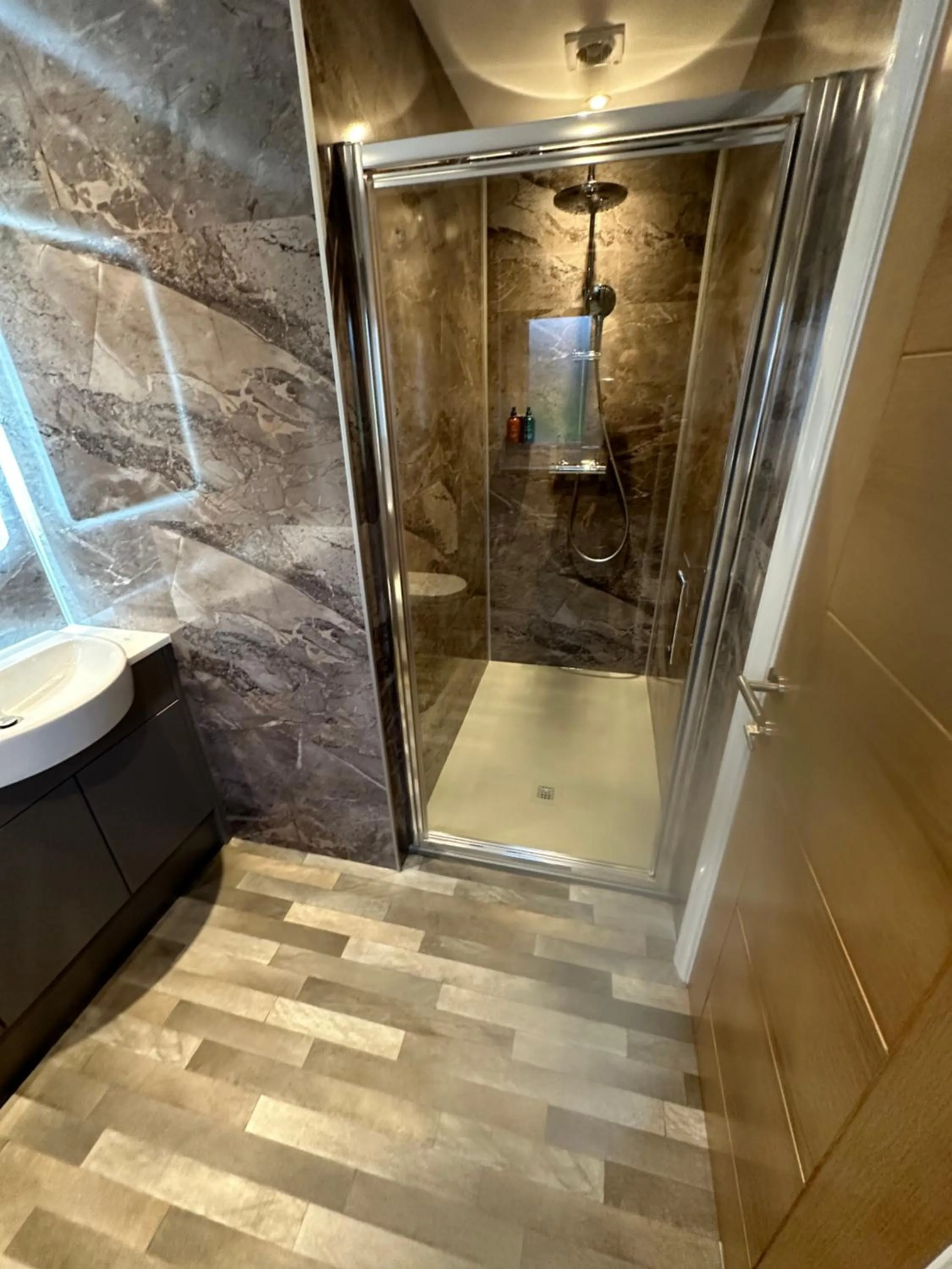 Shower in Burton Lodge Guest House & Spa