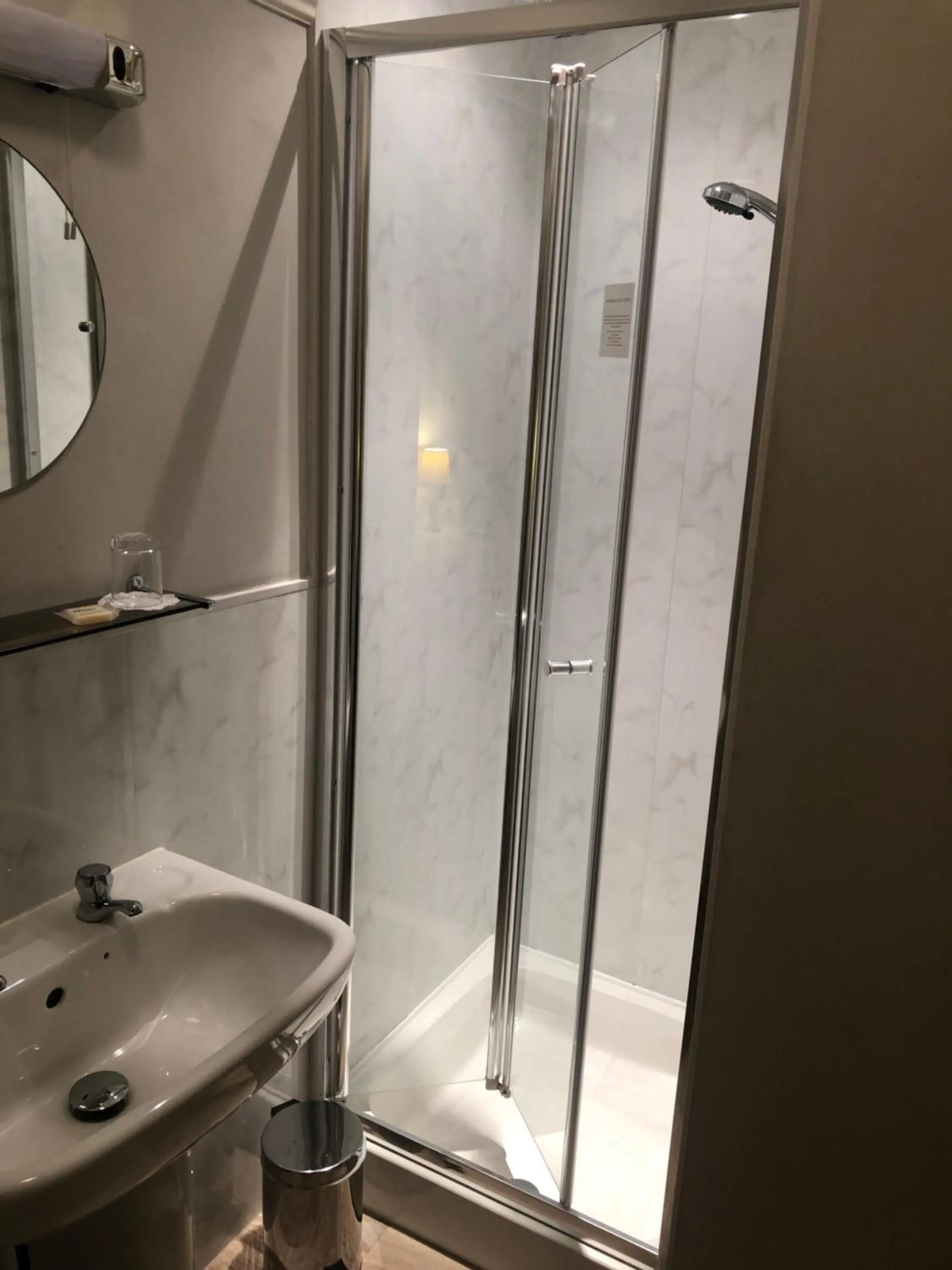 Shower in Burton Lodge Guest House & Spa