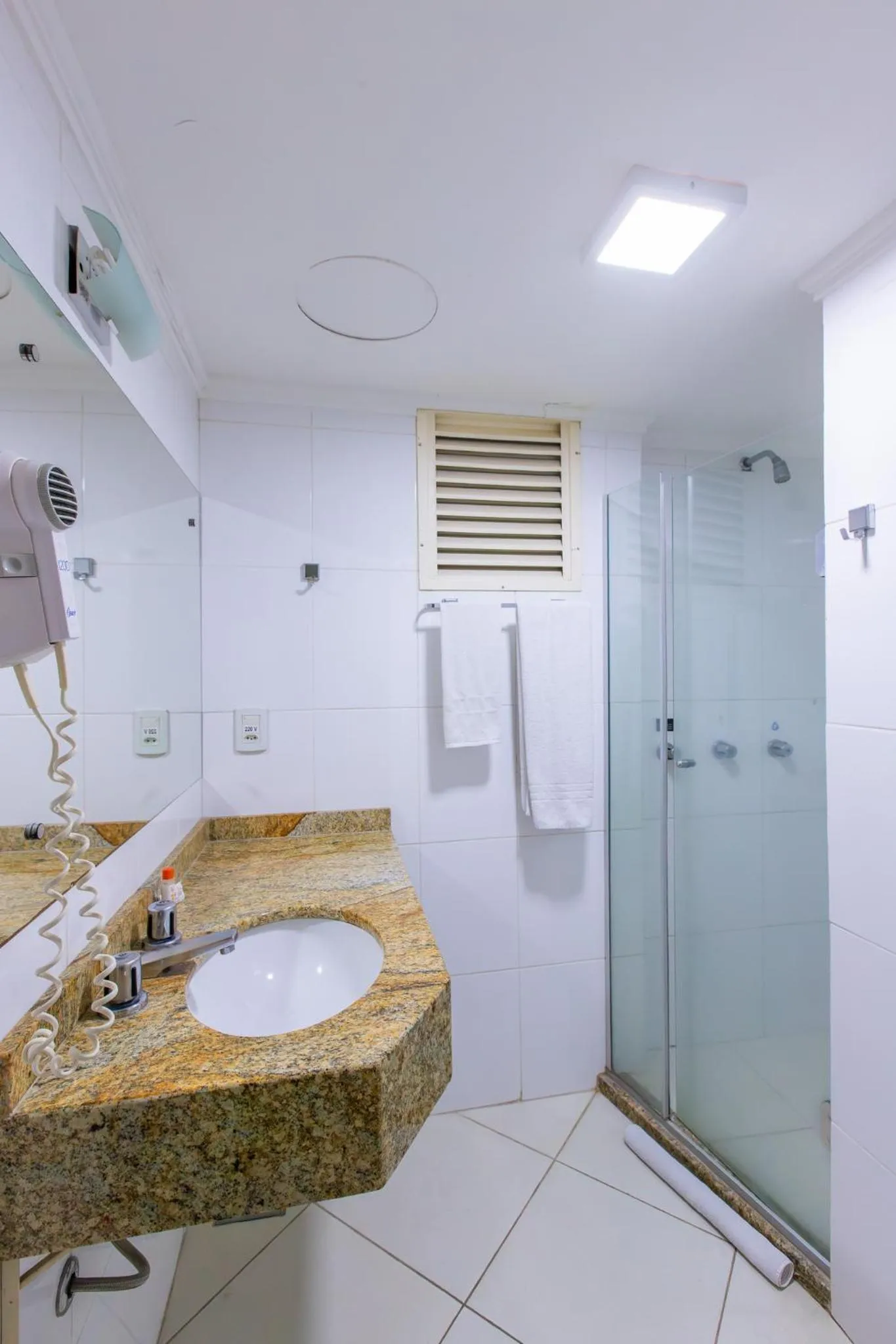 Bathroom in Hotel Suárez Campo Bom