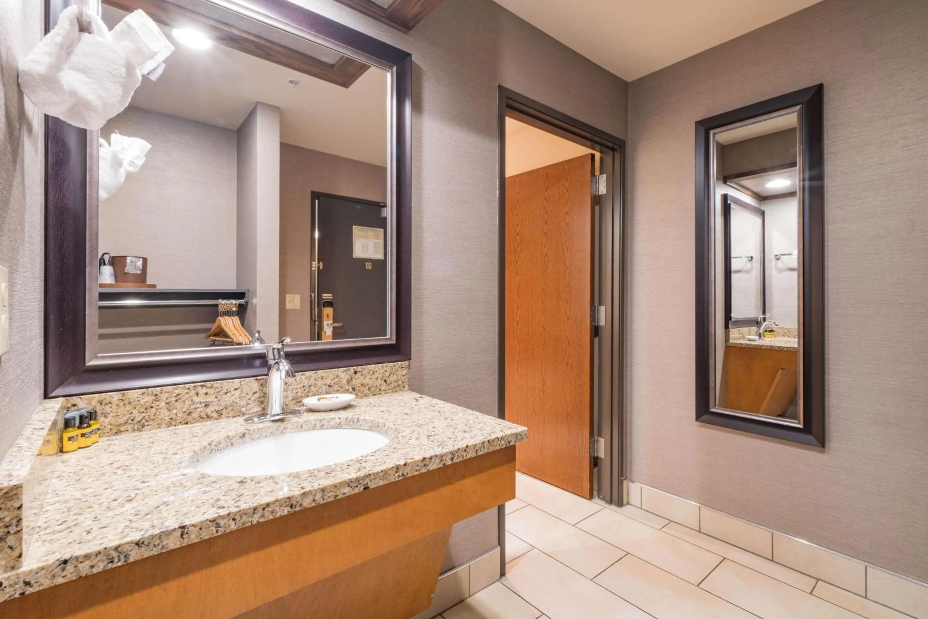 Bedroom in Best Western Plus GranTree Inn