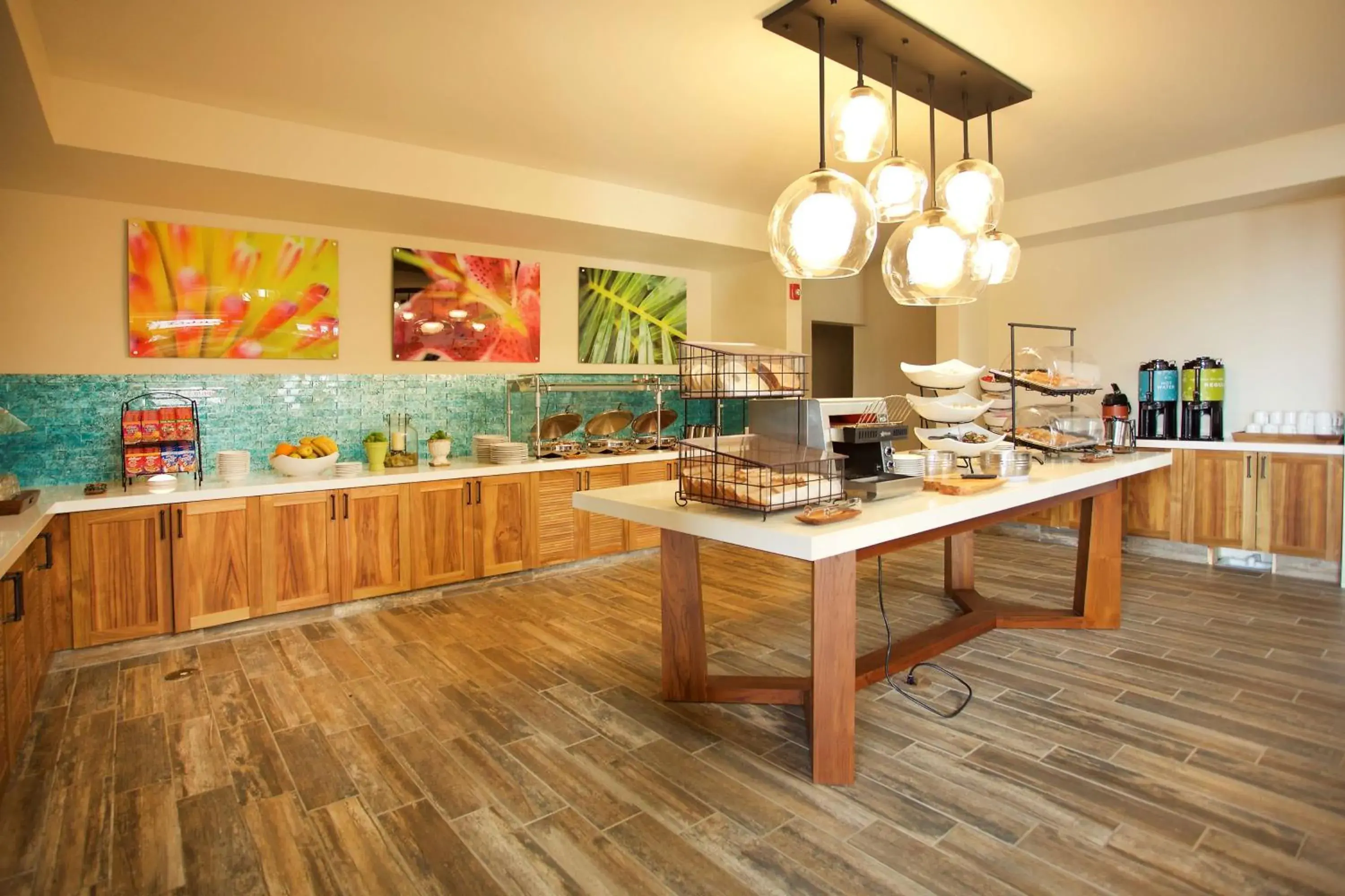 Restaurant/places to eat in Hilton Garden Inn Kauai Wailua Bay, HI Restaurant/places to eat in Hilton Garden Inn Kauai Wailua Bay, HI