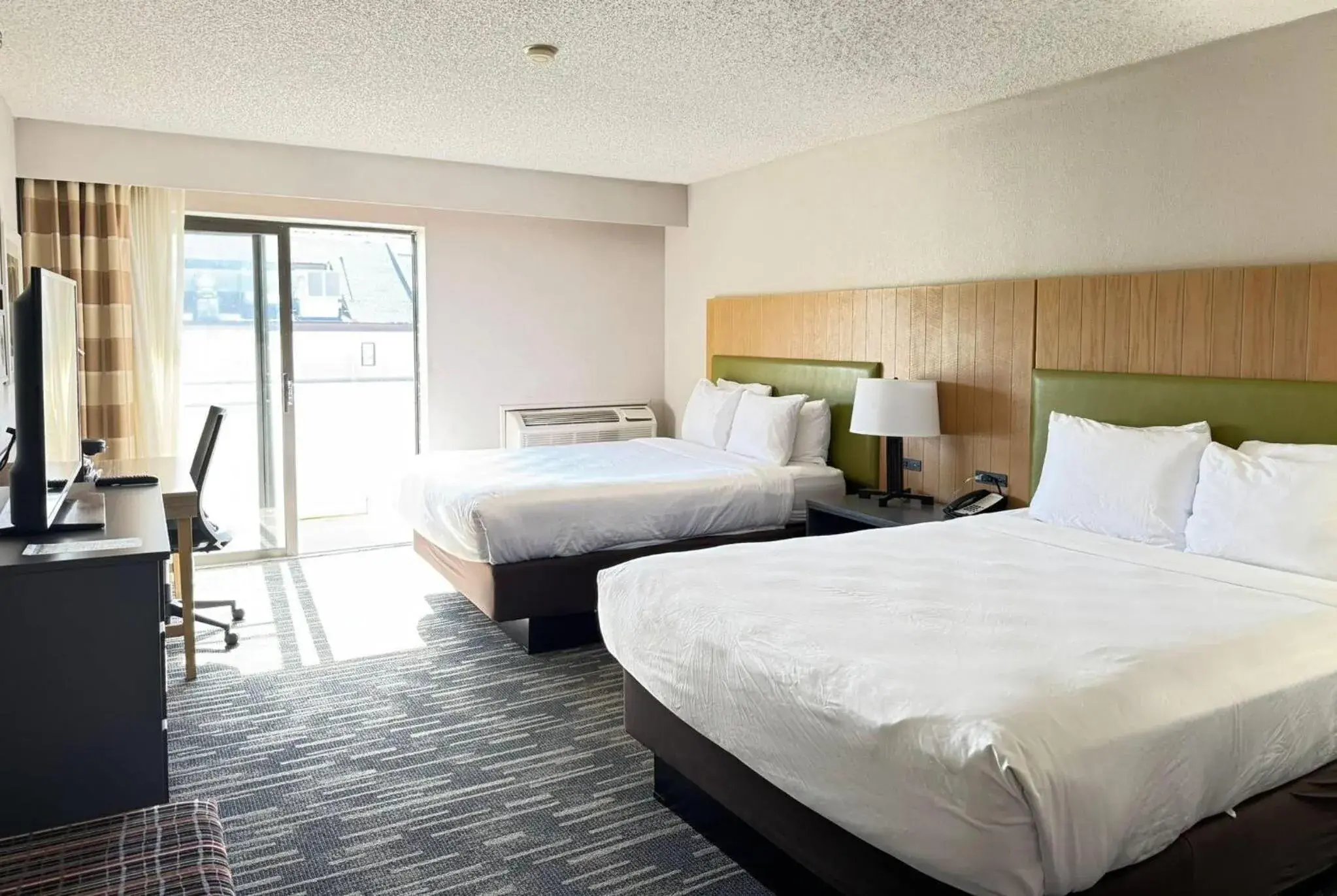 Photo of the whole room, Bed in Wingate by Wyndham Lincoln Airport East I-80 Photo of the whole room, Bed in Wingate by Wyndham Lincoln Airport East I-80