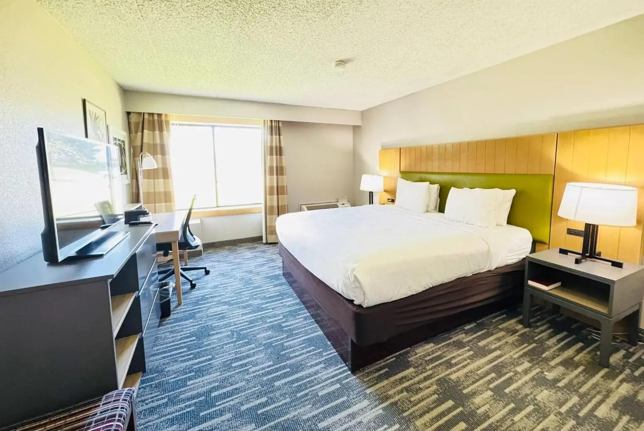 Photo of the whole room, Bed in Wingate by Wyndham Lincoln Airport East I-80 Photo of the whole room, Bed in Wingate by Wyndham Lincoln Airport East I-80