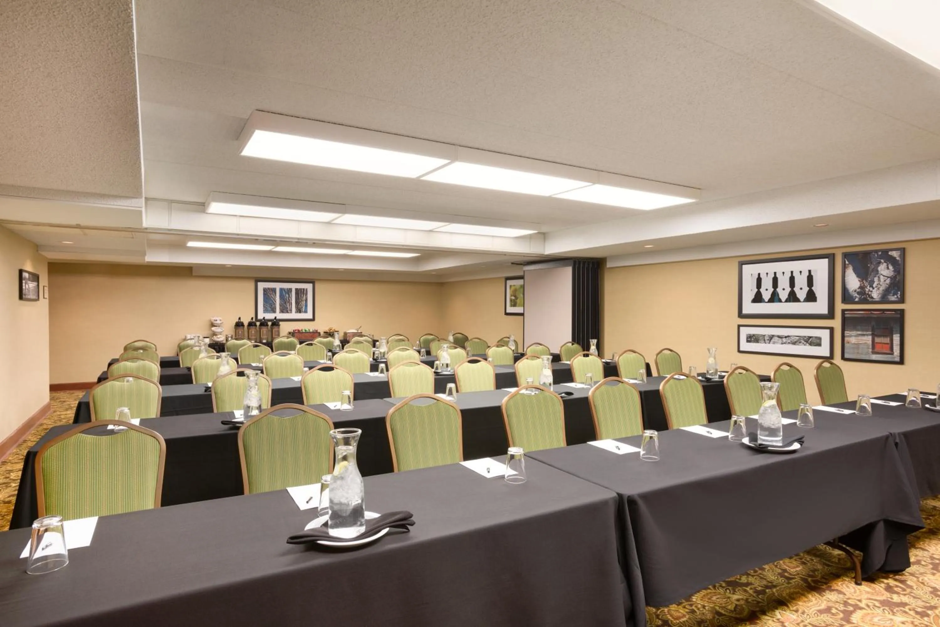 Business facilities in Wingate by Wyndham Lincoln Airport East I-80