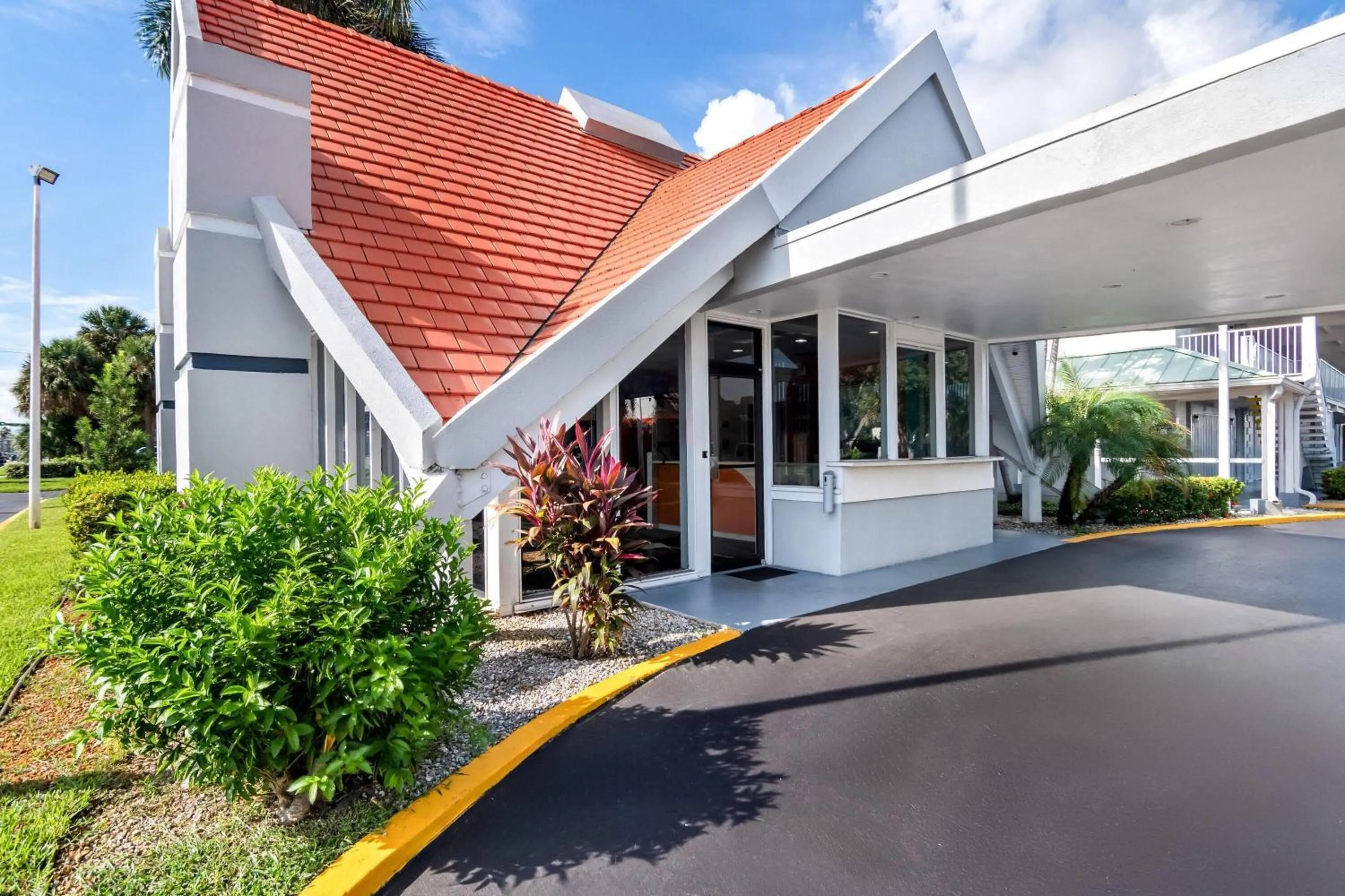 Property building in Howard Johnson by Wyndham Vero Beach / Downtown
