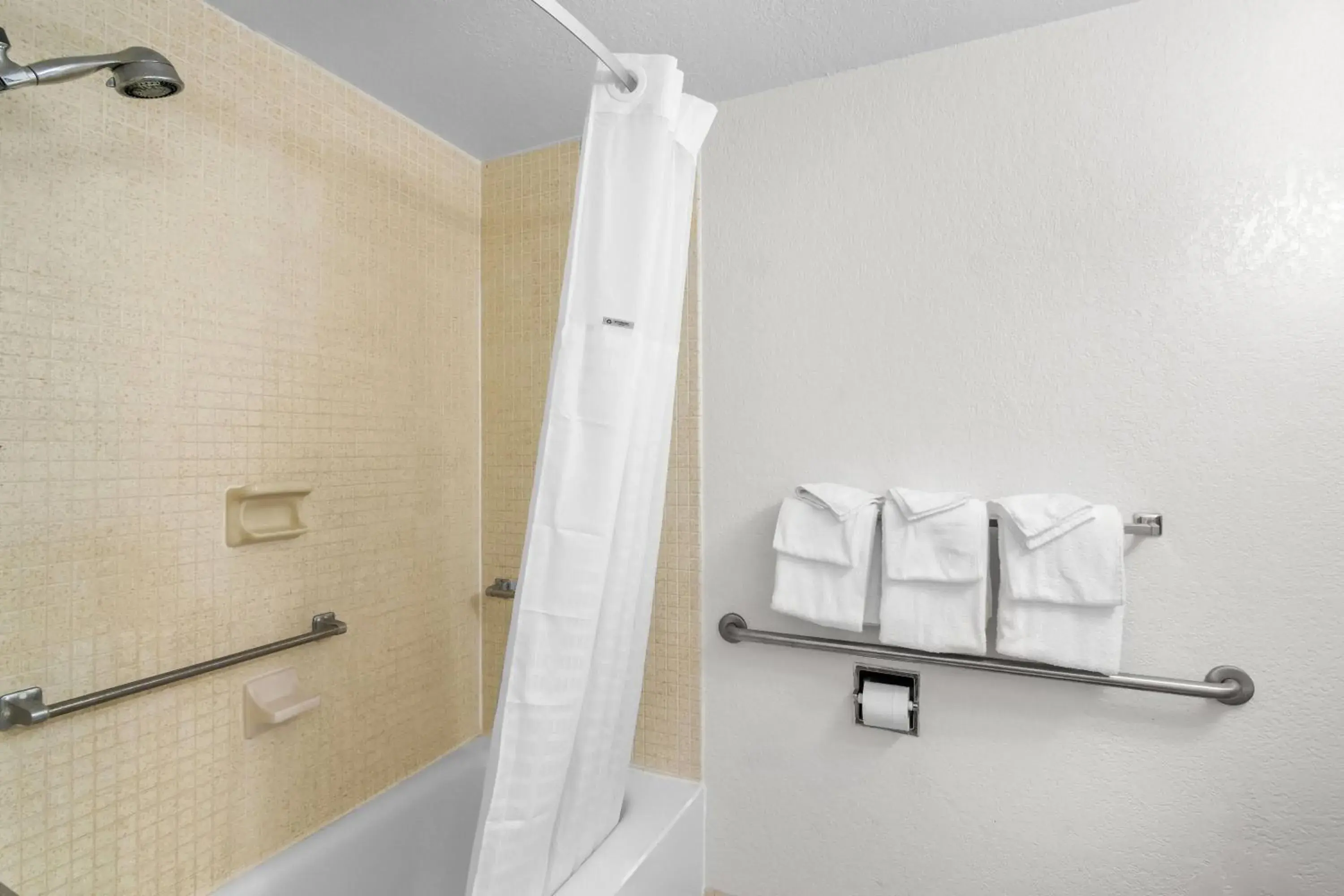 Queen Room with Two Queen Beds - Mobility Access/Non-Smoking in Howard Johnson by Wyndham Vero Beach / Downtown Queen Room with Two Queen Beds - Mobility Access/Non-Smoking in Howard Johnson by Wyndham Vero Beach / Downtown