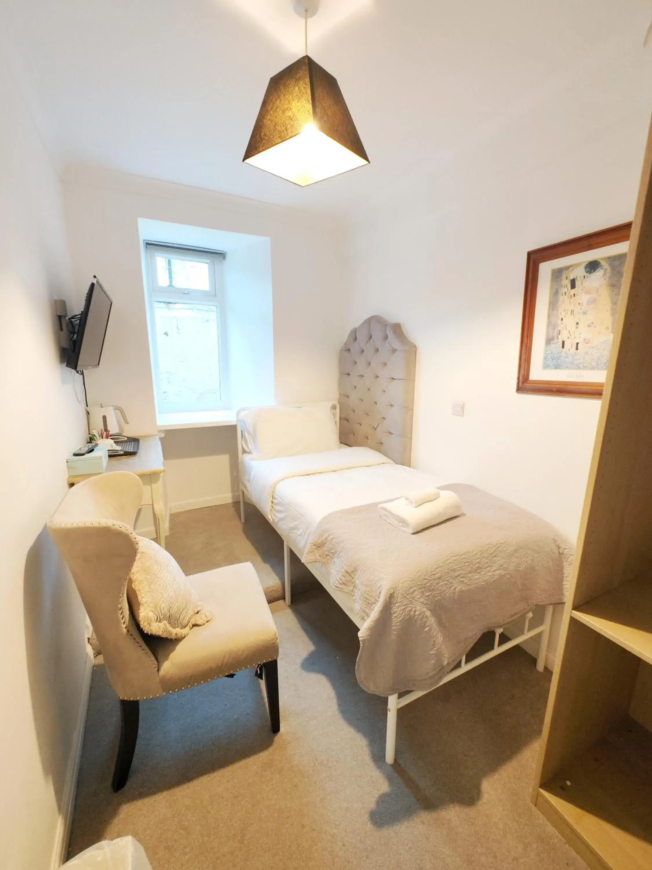 Single Room with Private External Bathroom in Allison House 17 Single Room with Private External Bathroom in Allison House 17
