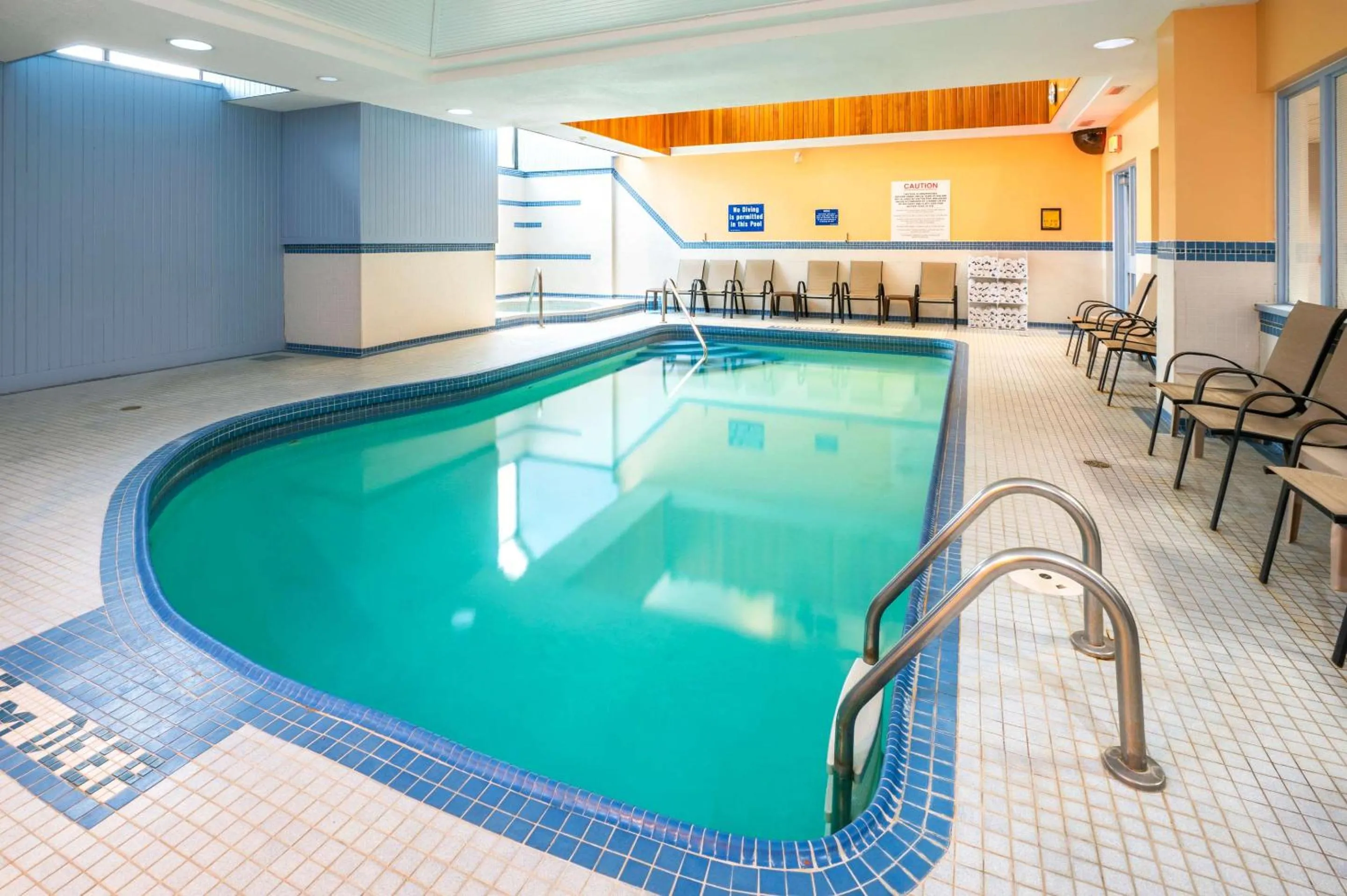 Swimming pool in Comfort Hotel & Suites