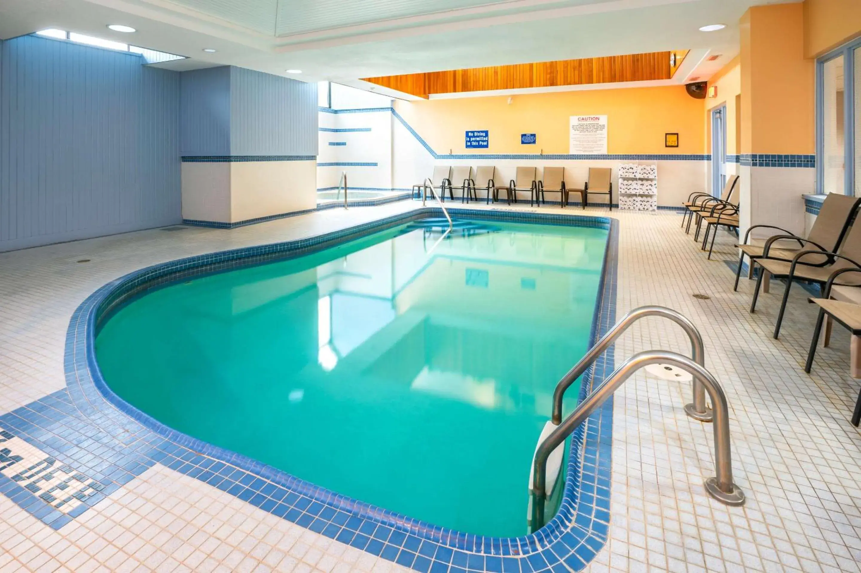 Swimming pool in Comfort Hotel & Suites Swimming pool in Comfort Hotel & Suites