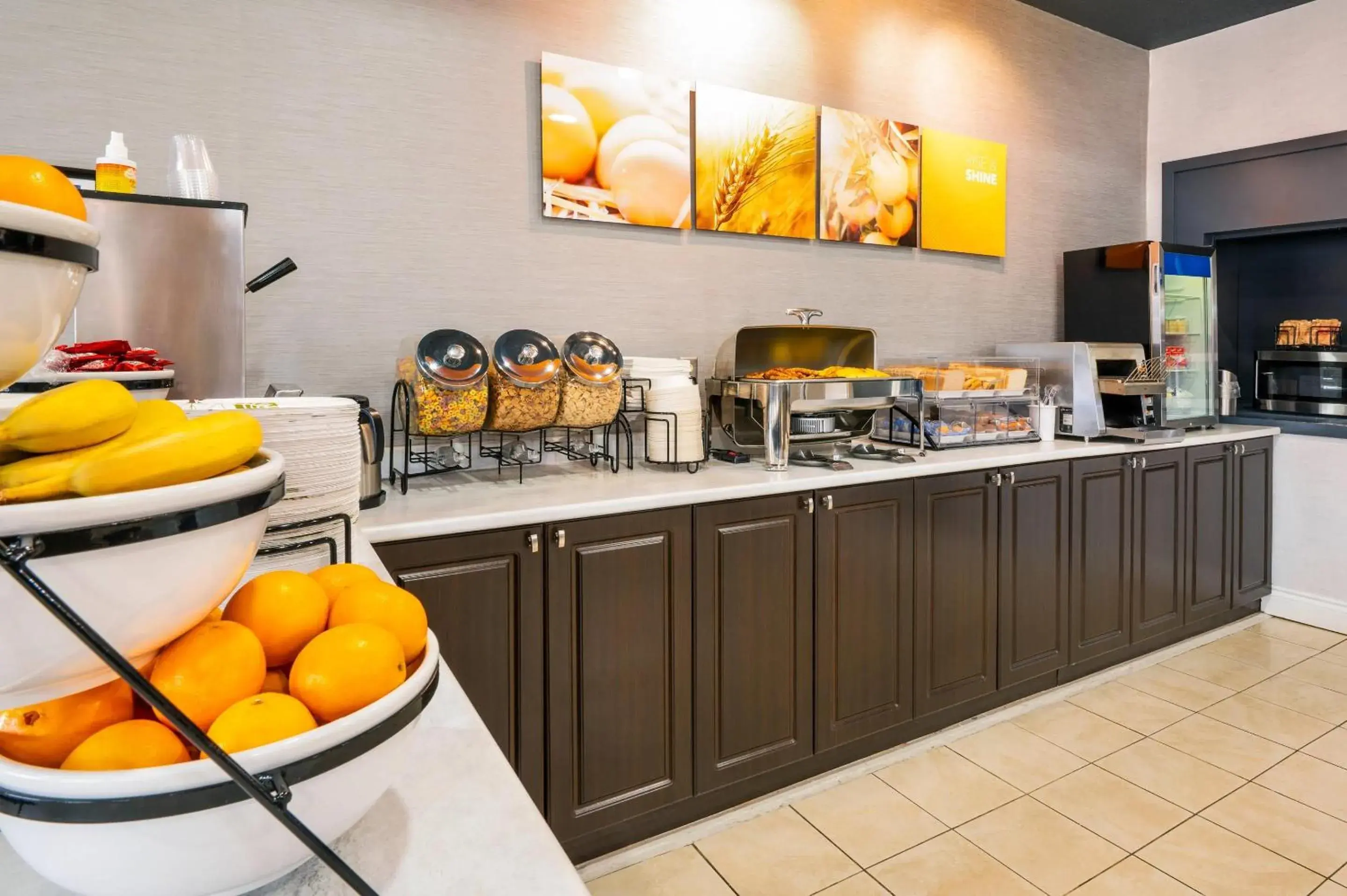 Breakfast in Comfort Hotel & Suites Breakfast in Comfort Hotel & Suites