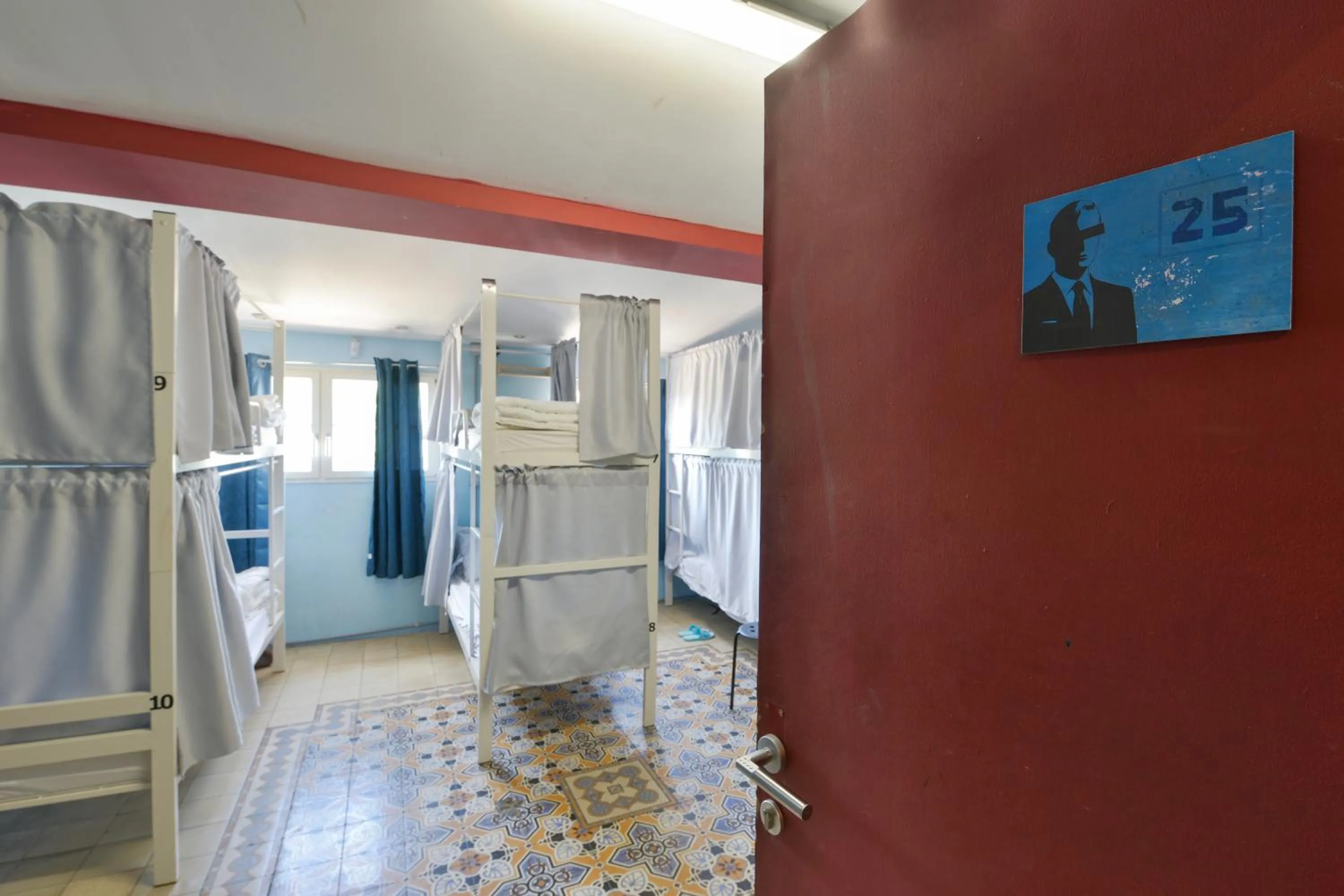 Roger's Hostel Tel Aviv (age 18-45)