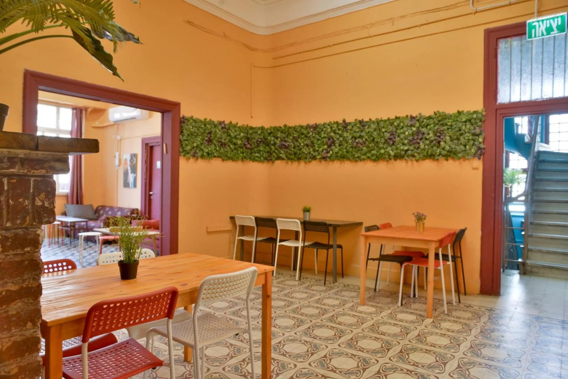 Roger's Hostel Tel Aviv (age 18-45)