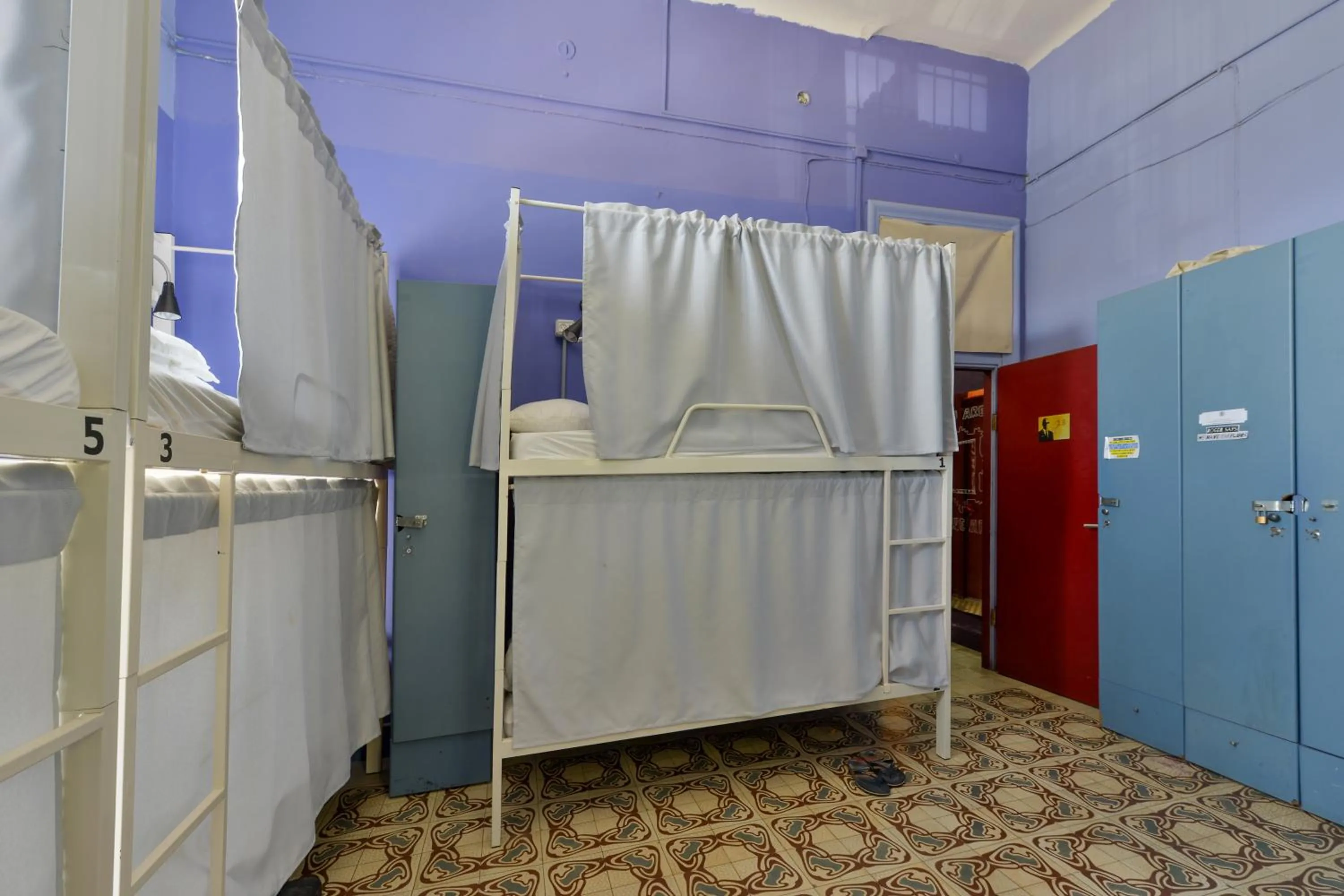 Roger's Hostel Tel Aviv (age 18-45)