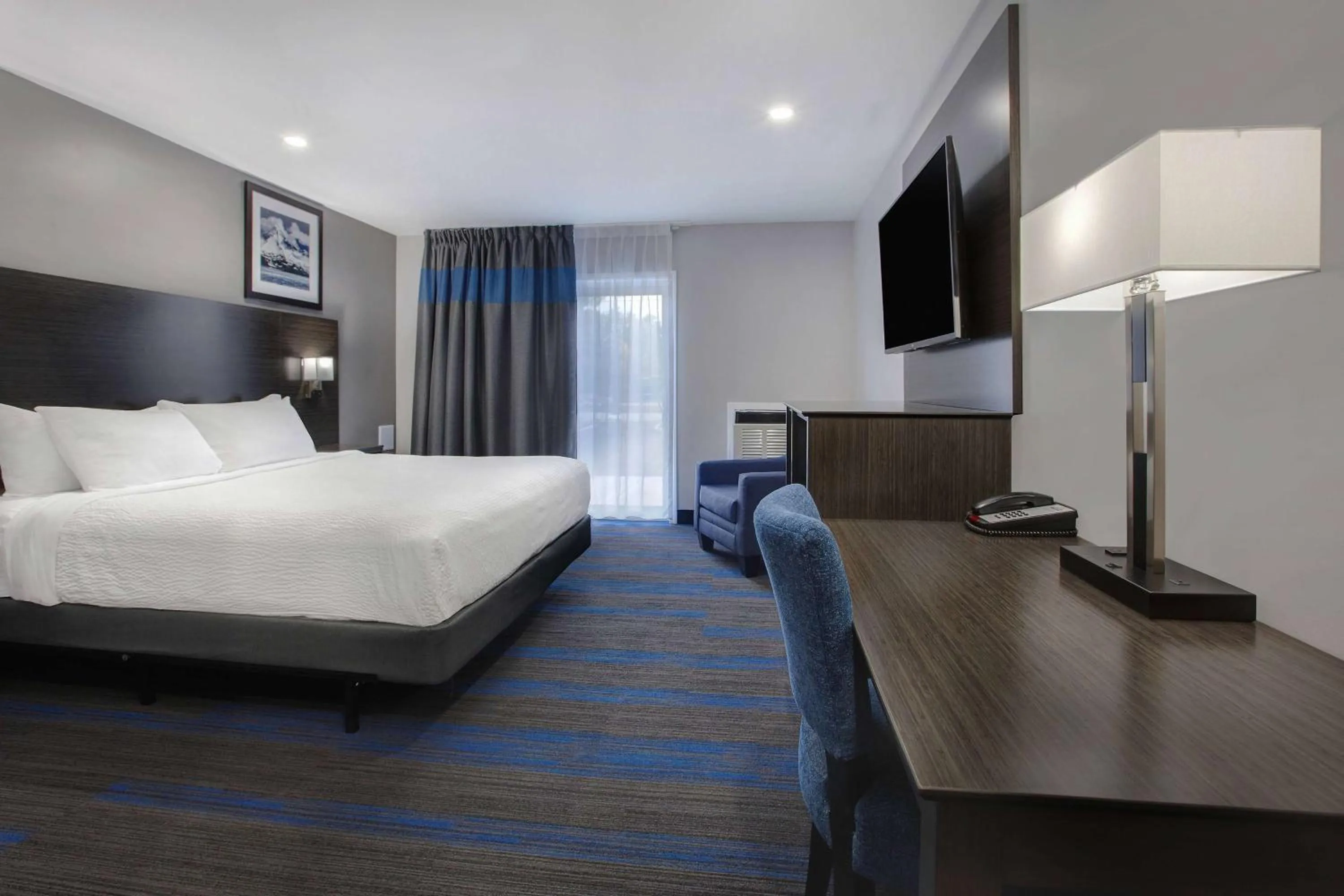 Photo of the whole room, Bed in Days Inn by Wyndham Barrie