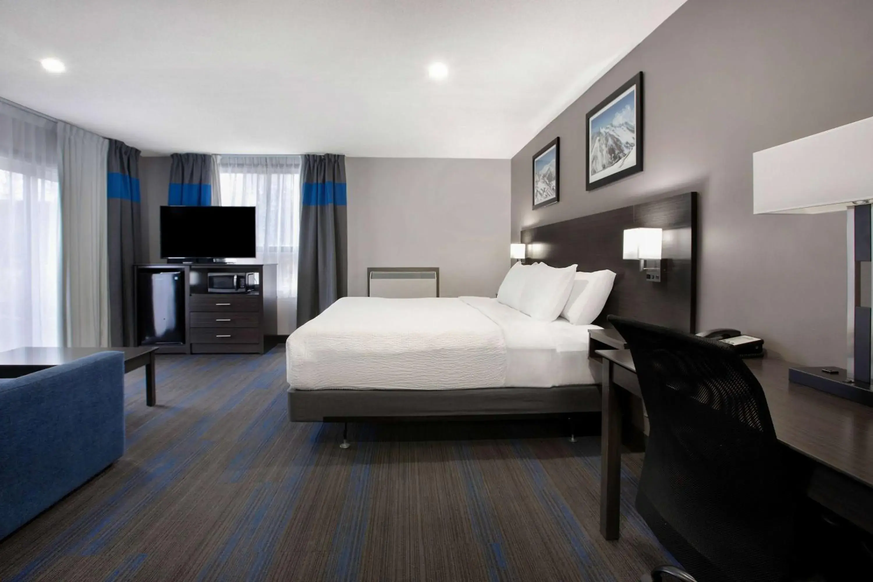 Photo of the whole room, Bed in Days Inn by Wyndham Barrie Photo of the whole room, Bed in Days Inn by Wyndham Barrie