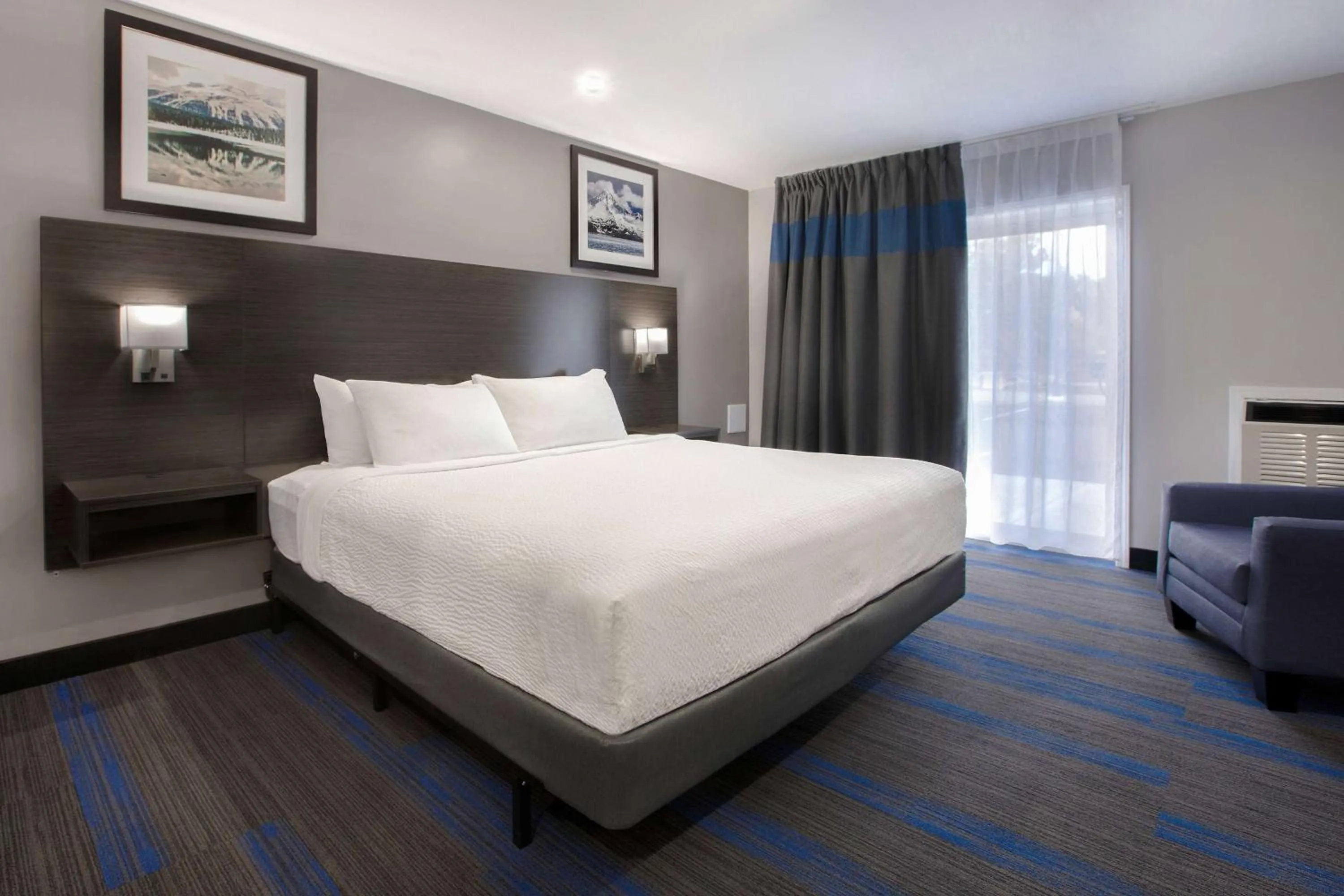 Photo of the whole room, Bed in Days Inn by Wyndham Barrie